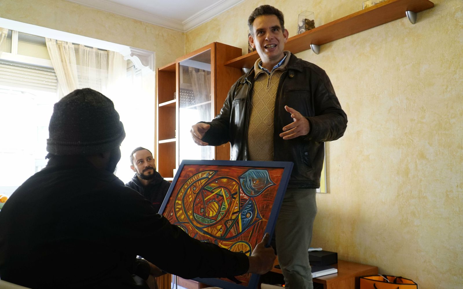 José Antonio Macías, de pie, entrega el cuadro a Paul Hudicourt.