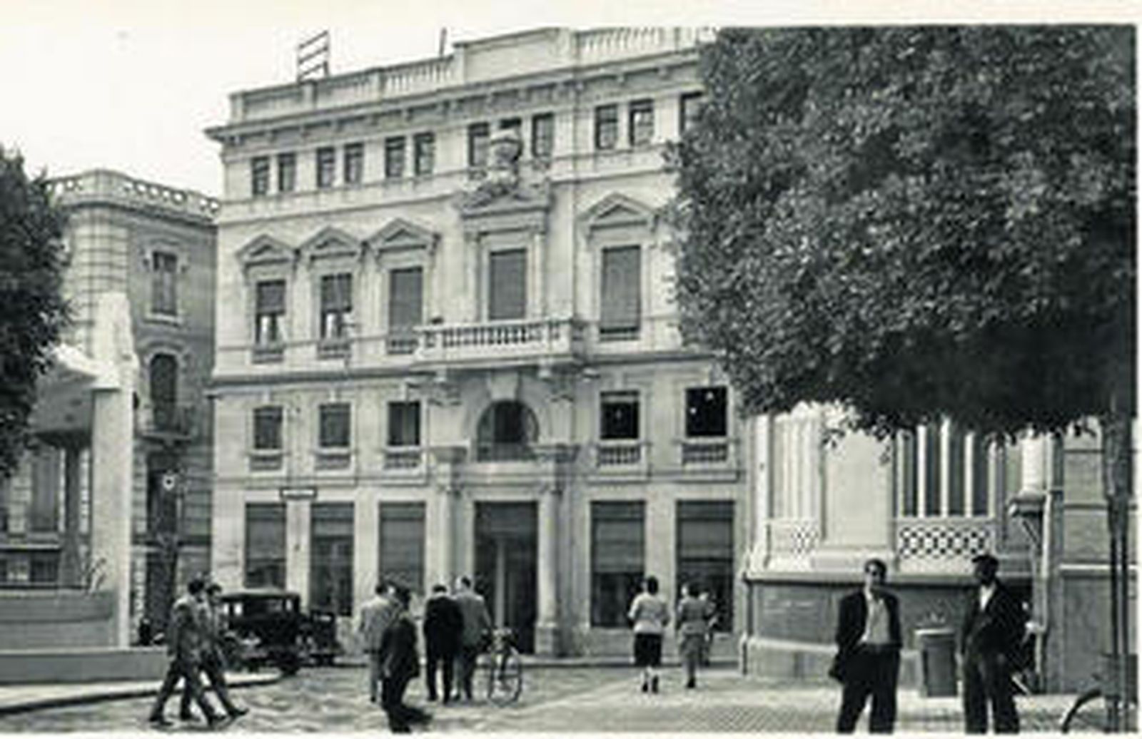 (Arriba) Correos y Telégrafos (Colegio de Jesús). (Abajo) Trinidad Cuartara Cassinello, arquitecto