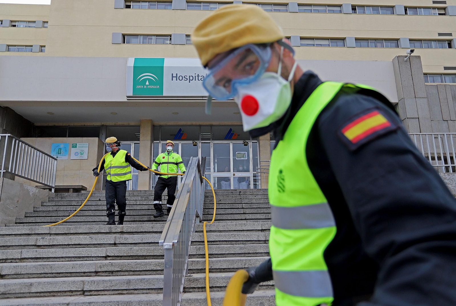 Imágenes de la UME realizando trabajos de limpieza y desinfección en el Hospital Infanta Elena de Huelva