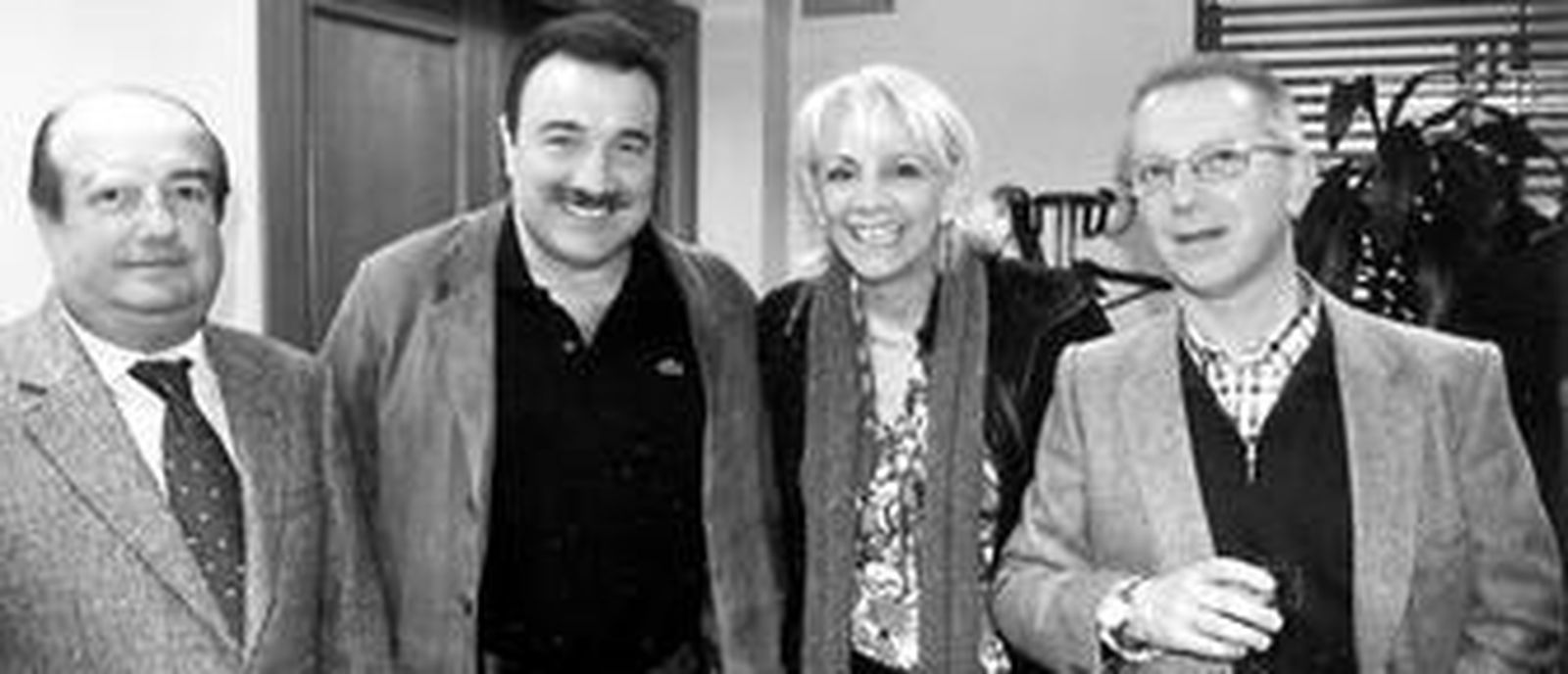 El pasado viernes día 27, tuvo lugar la entrega de premios Unicaja a distintas agrupaciones de nuestro Carnaval. Entre copla y copla surgieron diversas y distintas reuniones, como las que protagonizó Teófila Martínez con Juan Tovar, presidente del Club de Calidad; Pedro Rivera, de Libros Quórum; y Miguel Ángel Castellano. La alcaldesa aprovechó la ocasión para hablar de cuantos actos se están preparando para la celebración de la efemérides del 2012 y volvió a solicitar la colaboración de las instituciones comerciales. A este acto asistieron también los jóvenes locutores de España Directo. La foto es de Movellán.