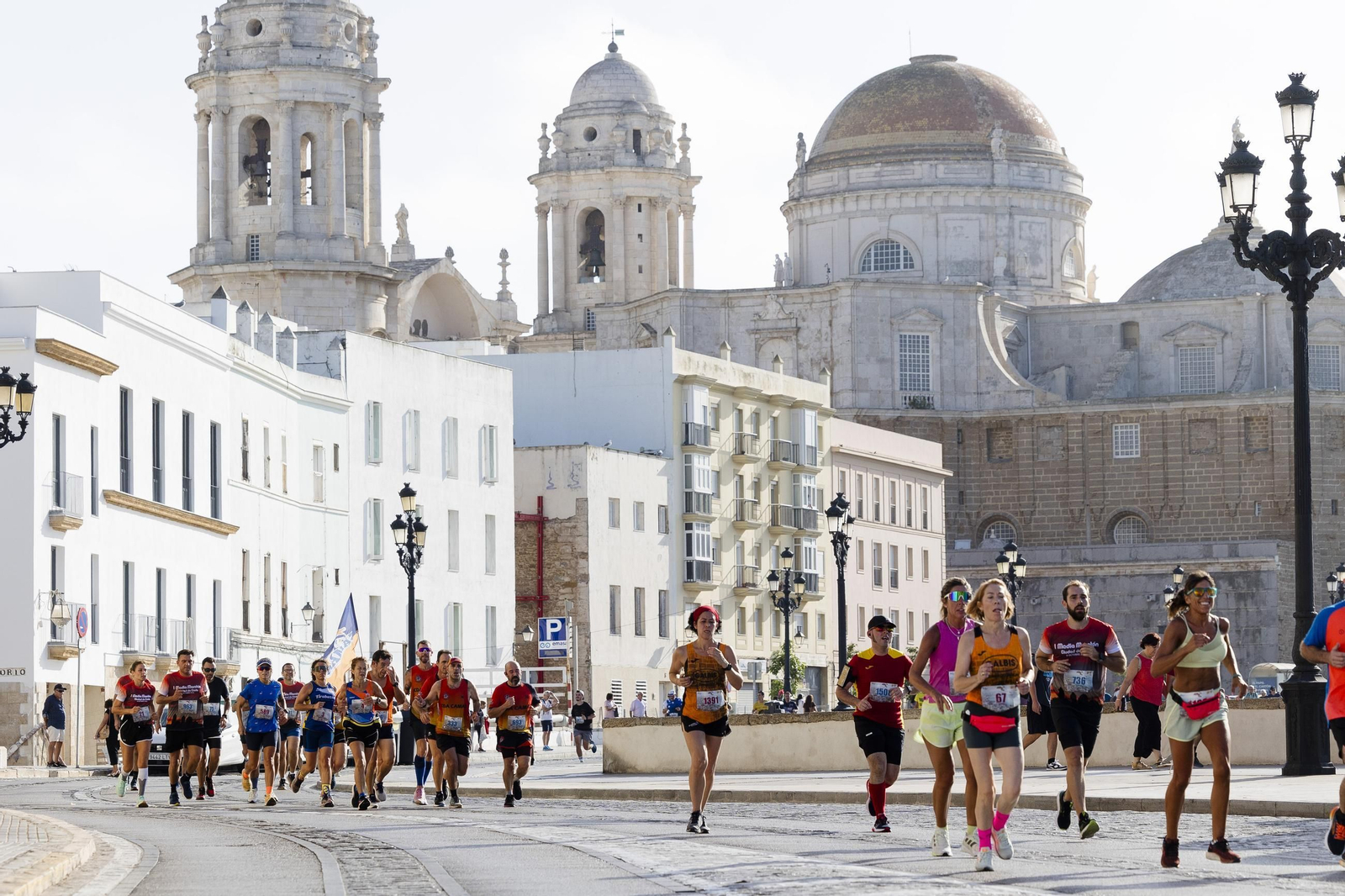 Búscate en las imágenes de la I media maratón Ciudad de Cádiz