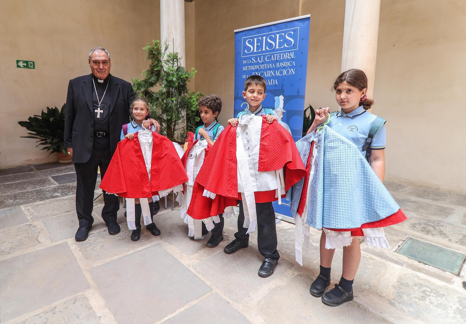 Niños seises posan con los trajes tras la bendición del arzobispo.