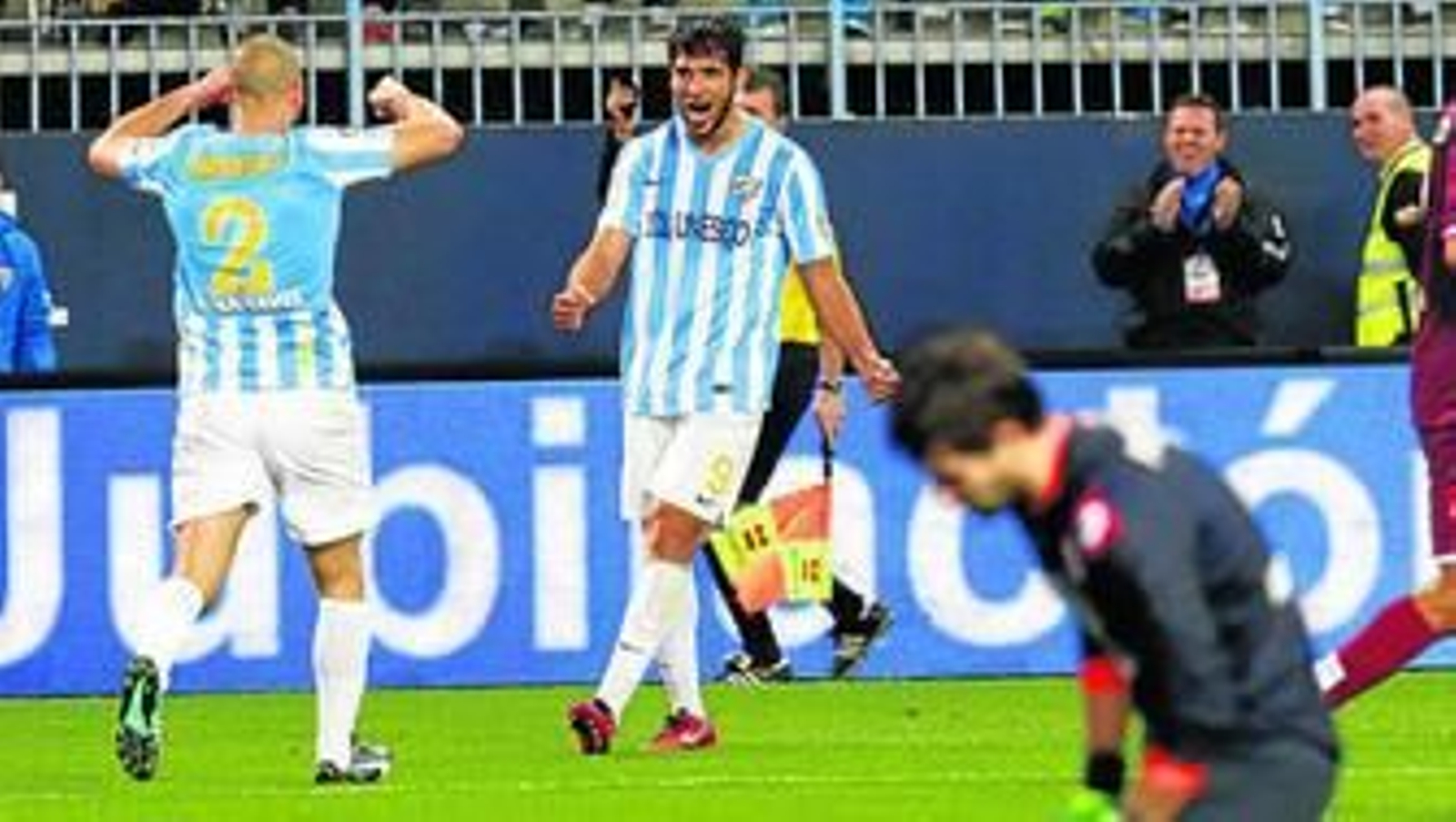 Roque Santa Cruz se abraza con Amrabat después de marcar su segundo gol.