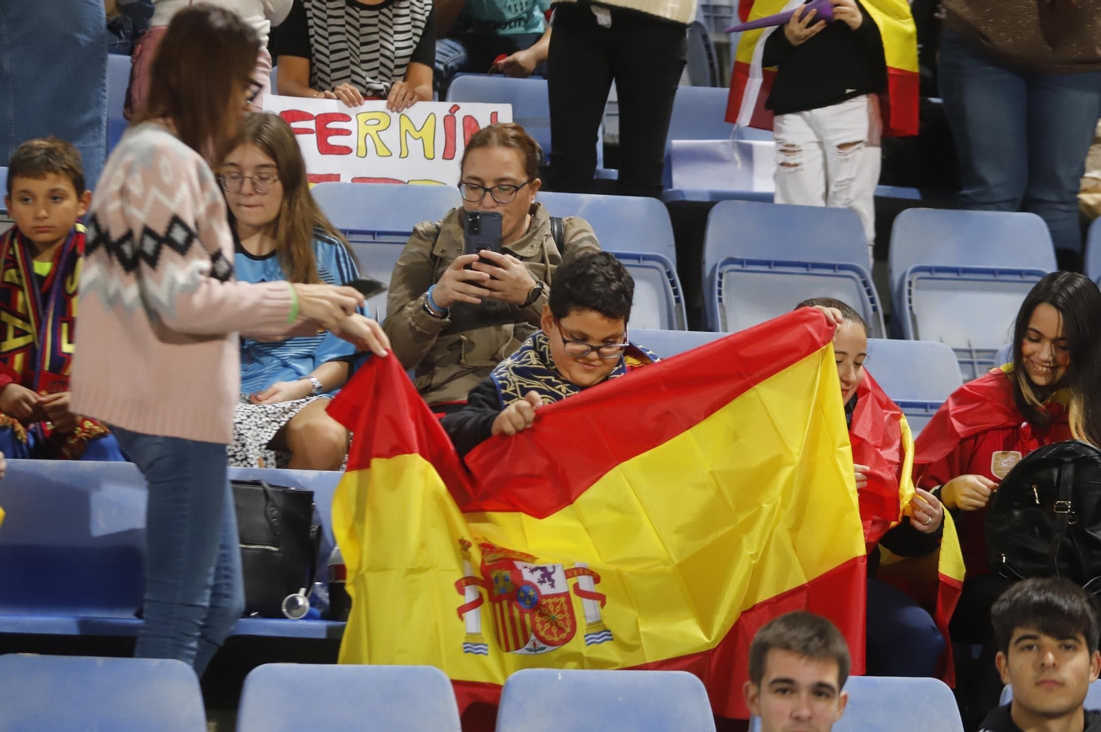 Gran ambiente para ver la selección española sub-21 en Huelva