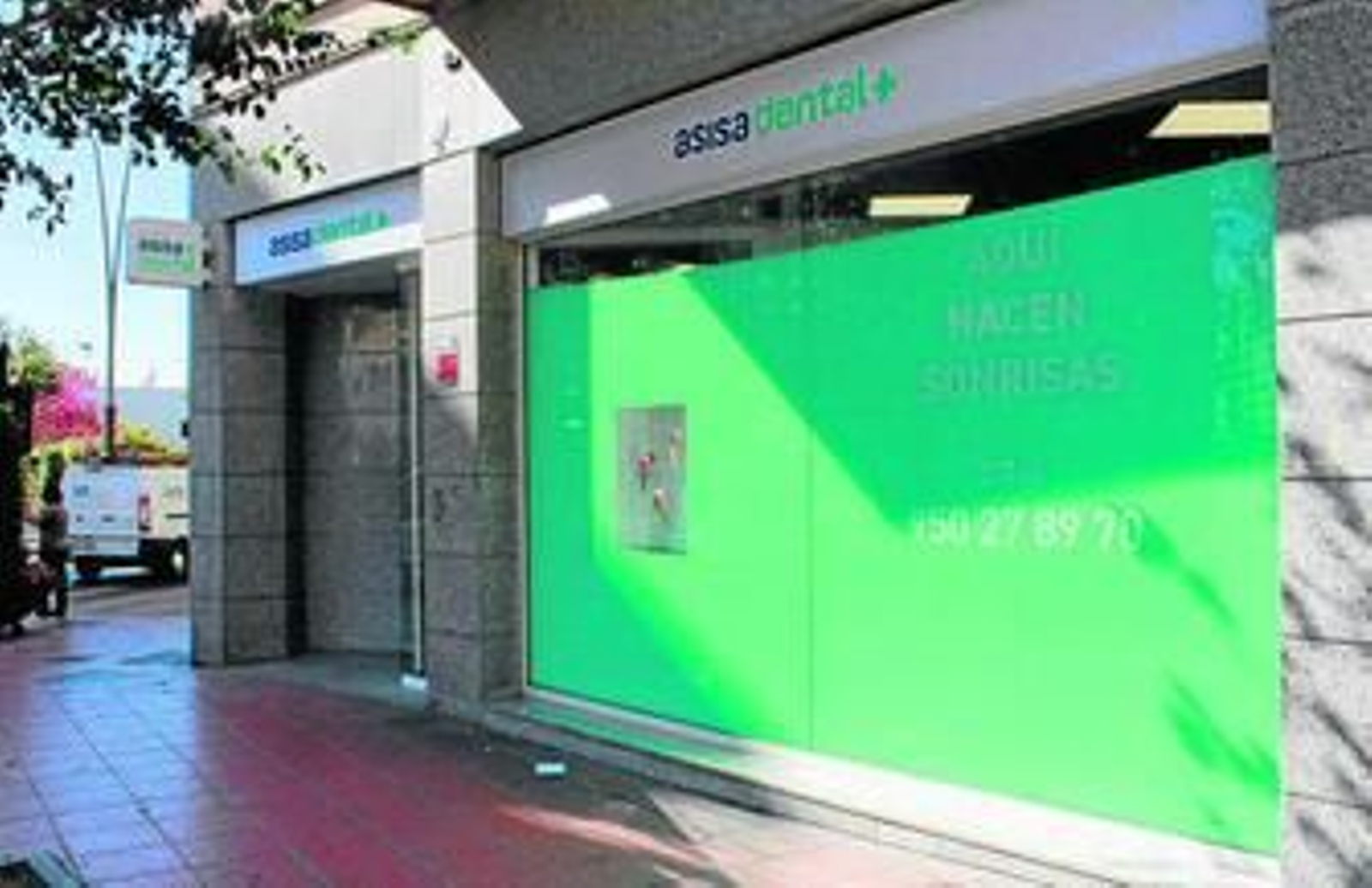 Asisa abrió en Semana Santa una clínica dental en la Plaza de Barcelona de la capital almeriense.