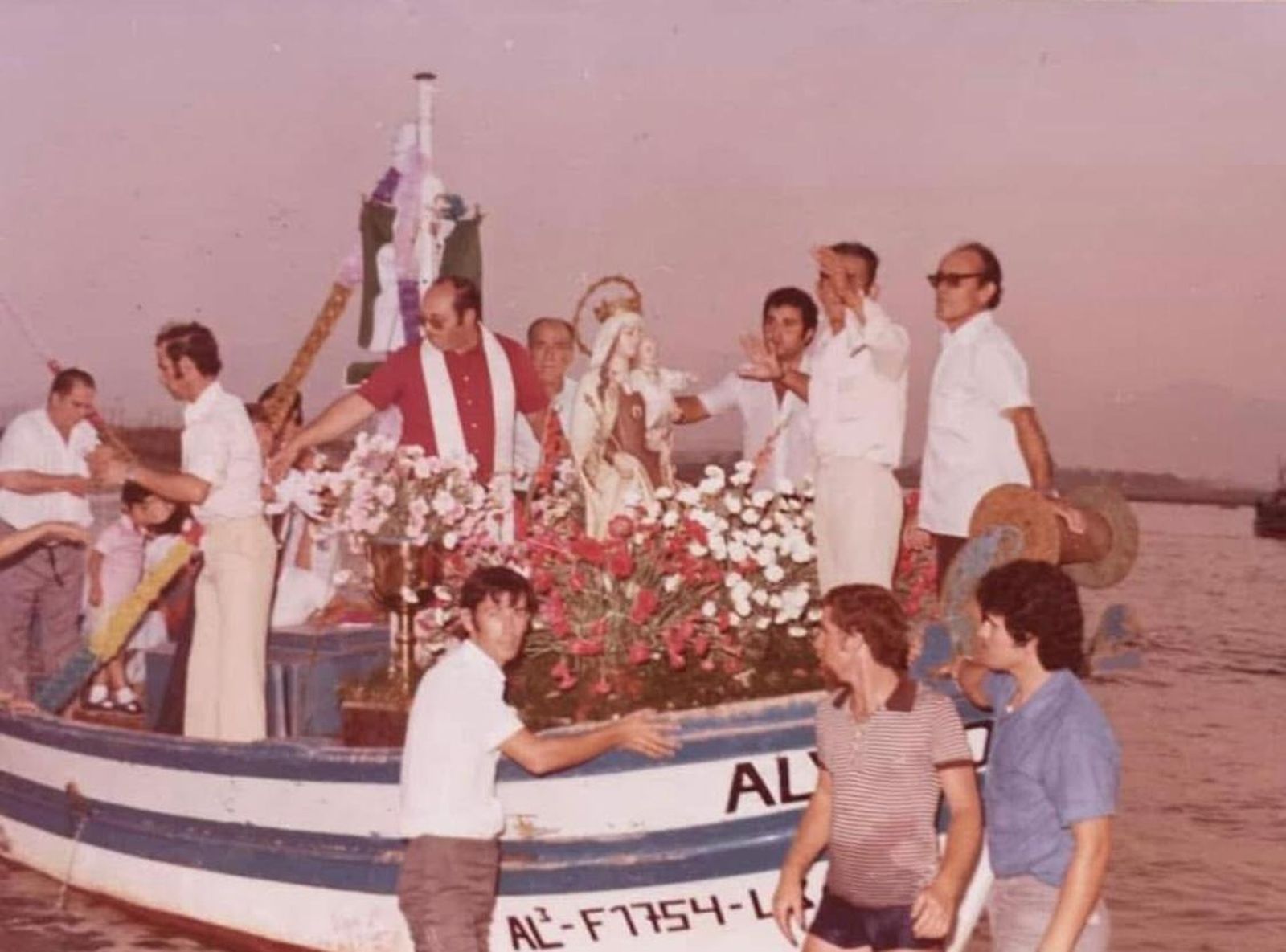 El cura Salvador, durante una celebración del Carmen en Palmones.