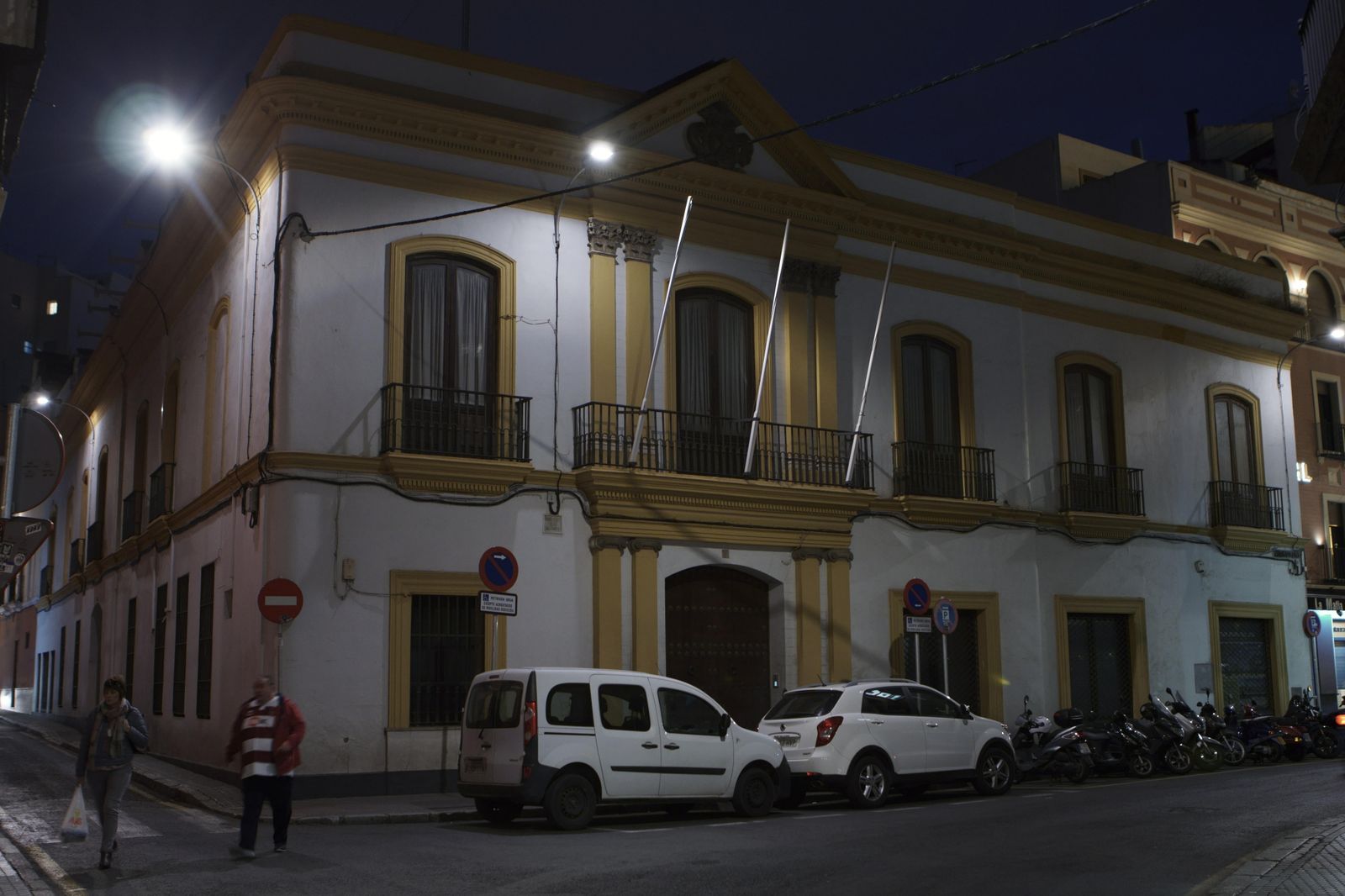 El edificio se encuentra en las confluencias de la calle Trajano con Javier Lasso de la Vega.