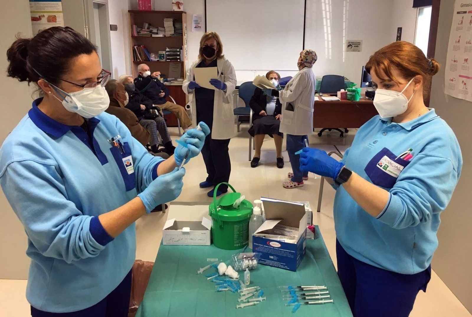 Enfermeras durante la campaña de vacunación en el centro de salud de Dos Hermanas.