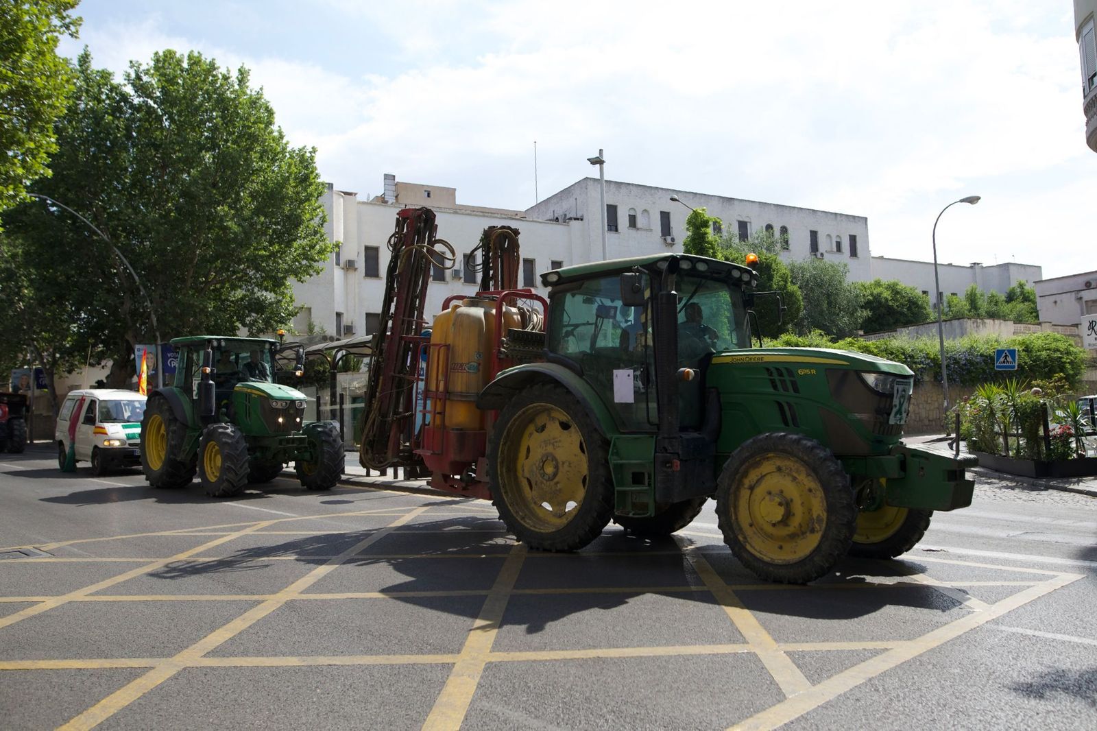 La tractorada de los regantes de la Vega de Granada, en imágenes