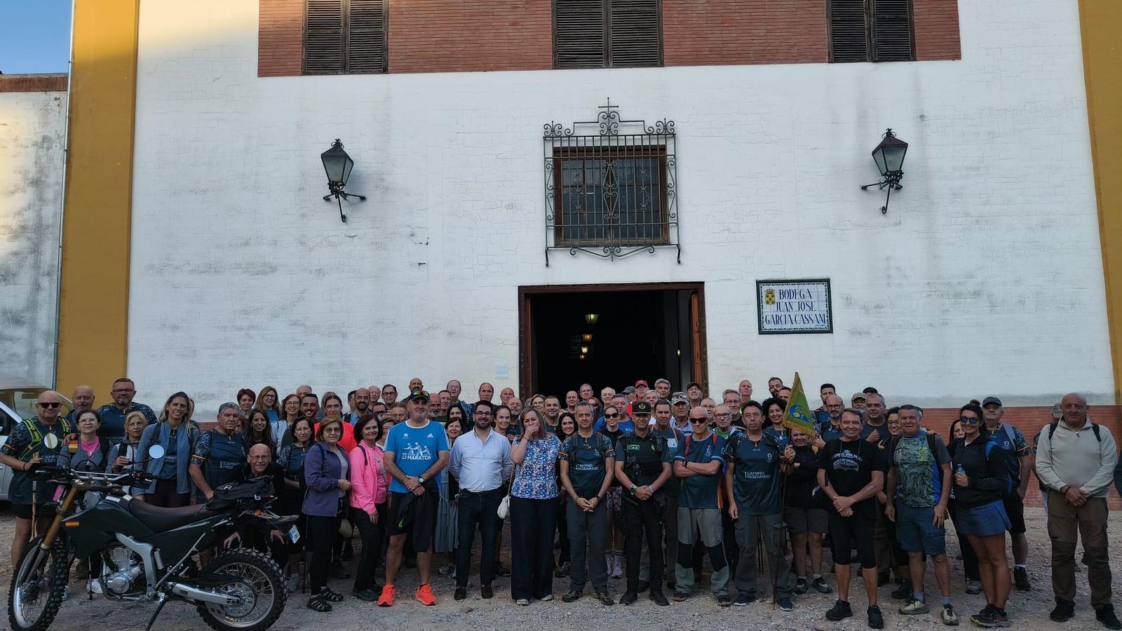 Los participantes en la ruta senderista, en Baena, antes de partir hacia Castro del Río.