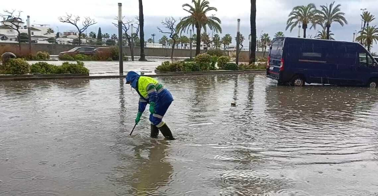 Un operario de limpieza trabaja con el agua llegándole a los tobillos