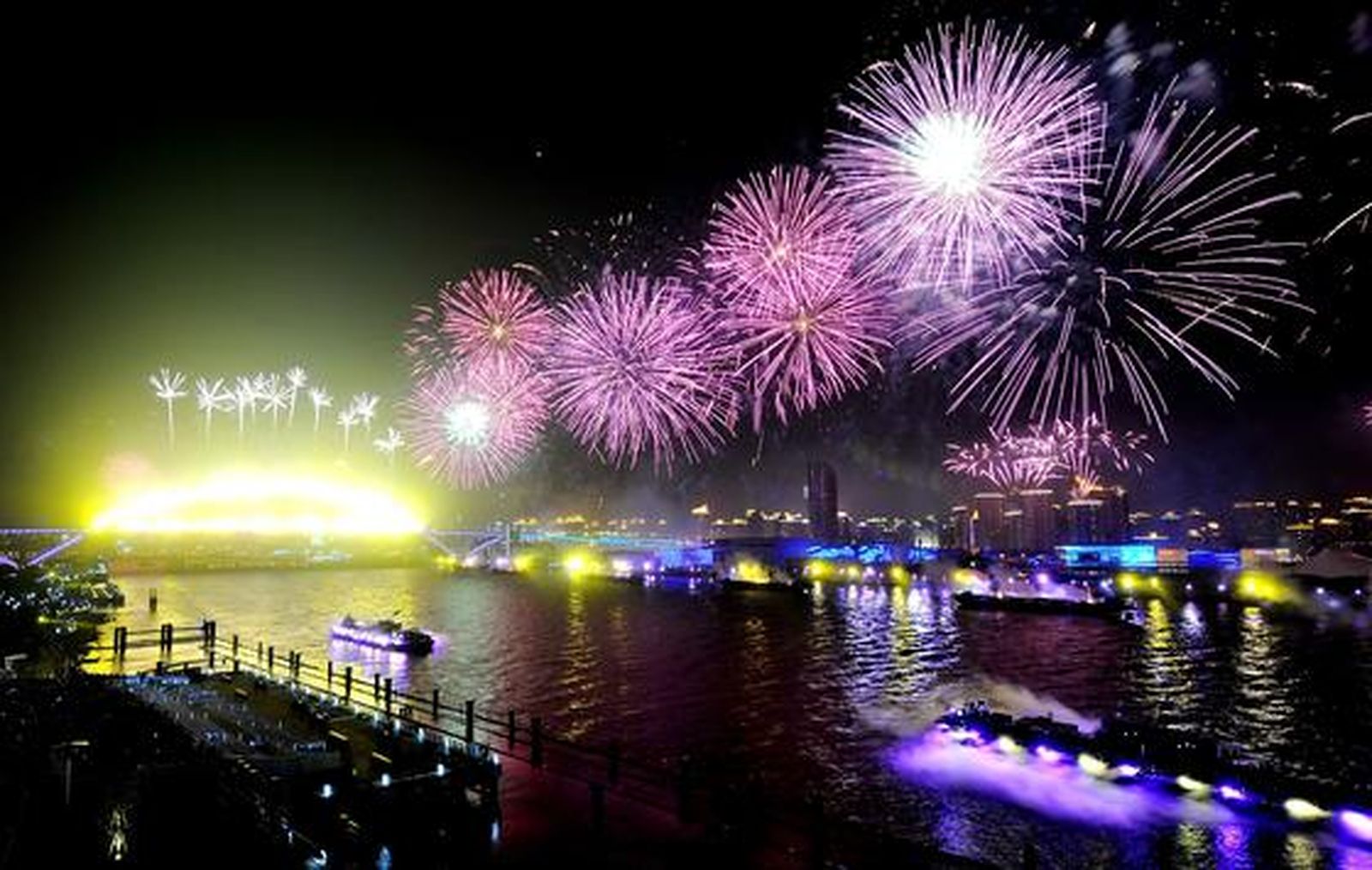Espectáculo de iluminación y pirotecnia sobre el agua en la ceremonia inaugural.

Foto: Peter Parks (AFP Photo)