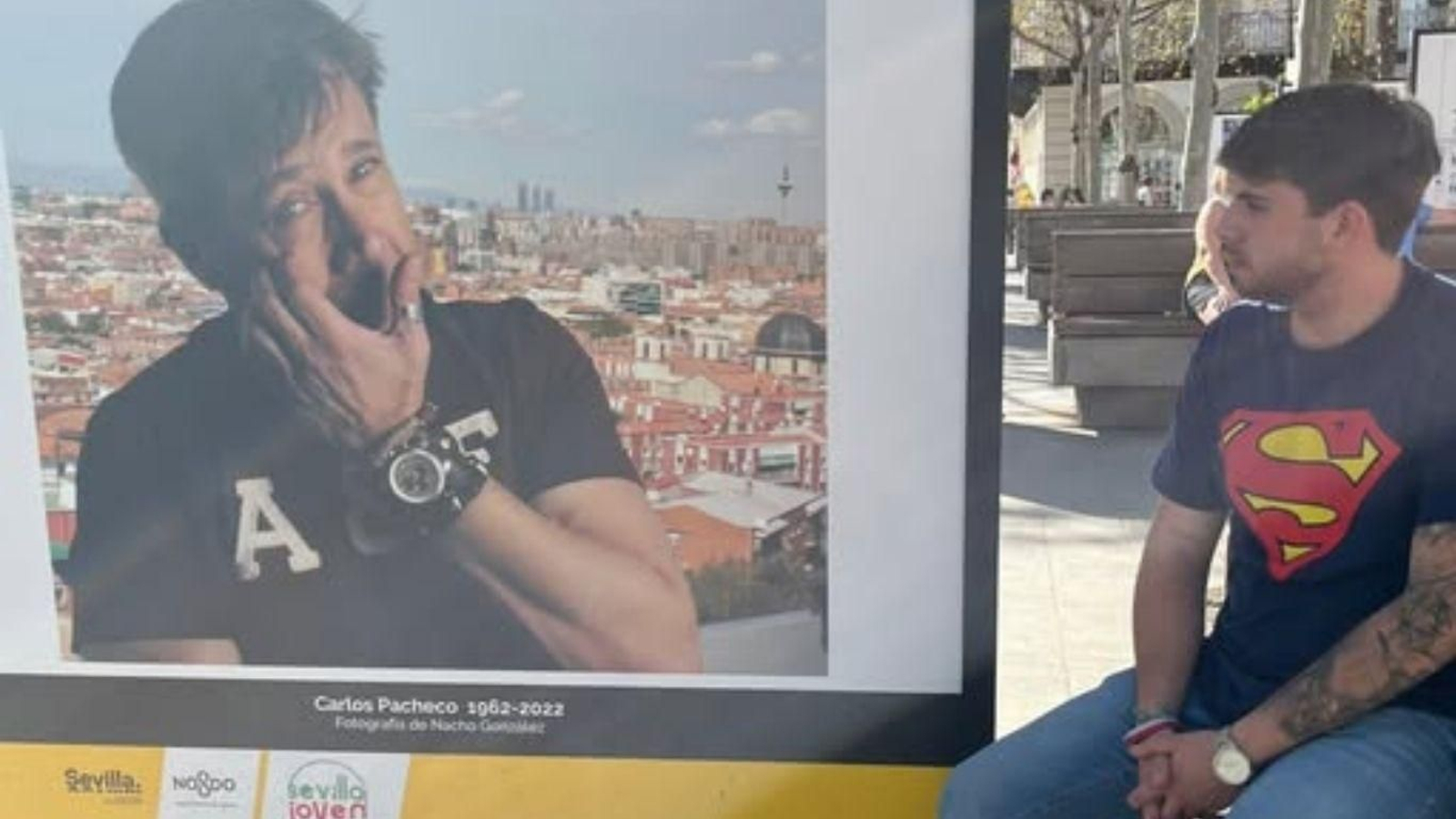 Una fotografía de Alejandro Pacheco junto a un cartel de su padre.