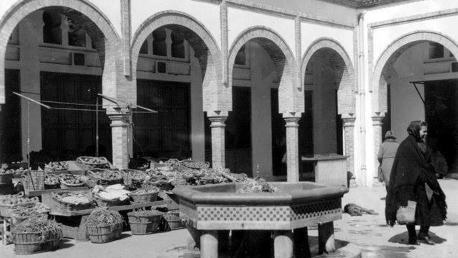Imagen del mercado después de su reconstrucción en 1928, con su fuentecilla en el centro del patio. Imagen del mercado después de su reconstrucción en 1928, con su fuentecilla en el centro del patio.