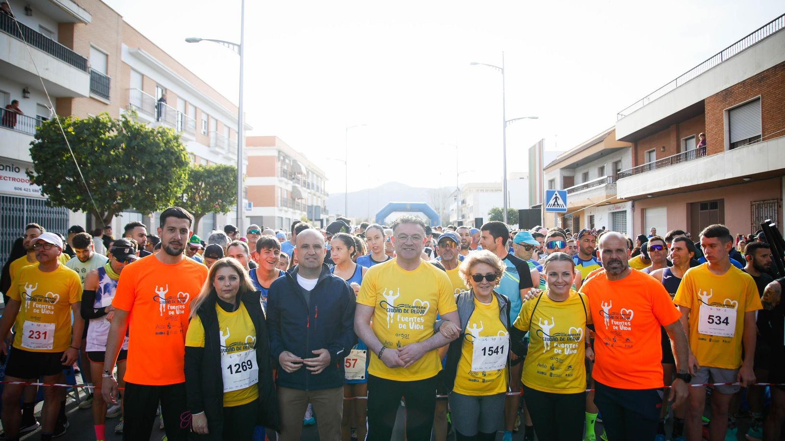 Responsables políticos y municapales antes del inicio de la carrera.