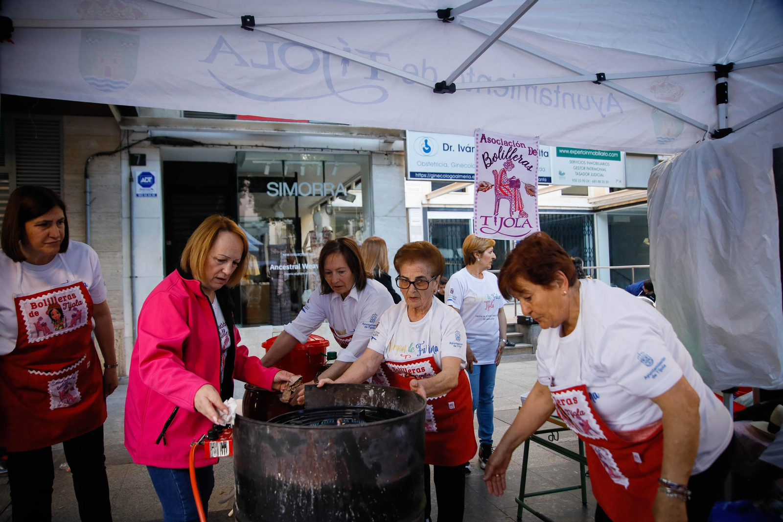 Así es la alfombra de serrín de 60 metros en el Paseo de Almería, en imágenes.