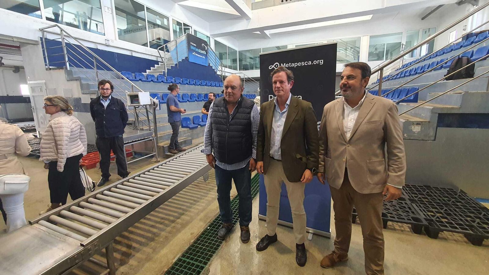 Autoridades pesqueras, con Javier Garat en el centro, a la cabeza.