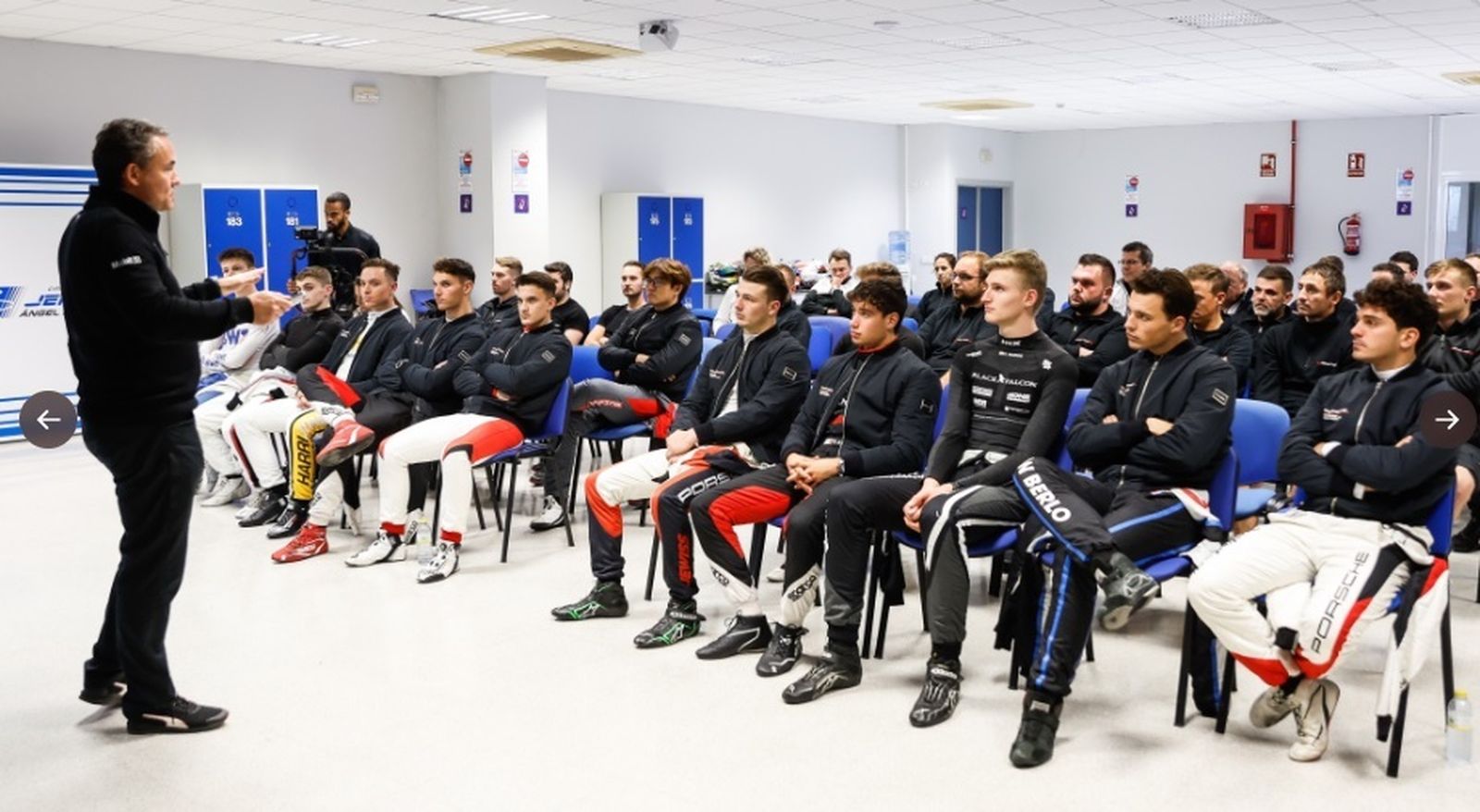 Briefing por parte del personal de Porsche a todos los candidatos.