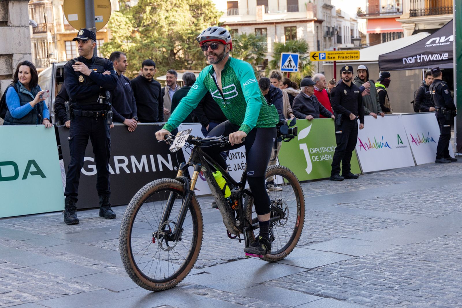 Jaén, protagonista de nuevo en la salida de la tercera etapa de la Andalucía Bike Race