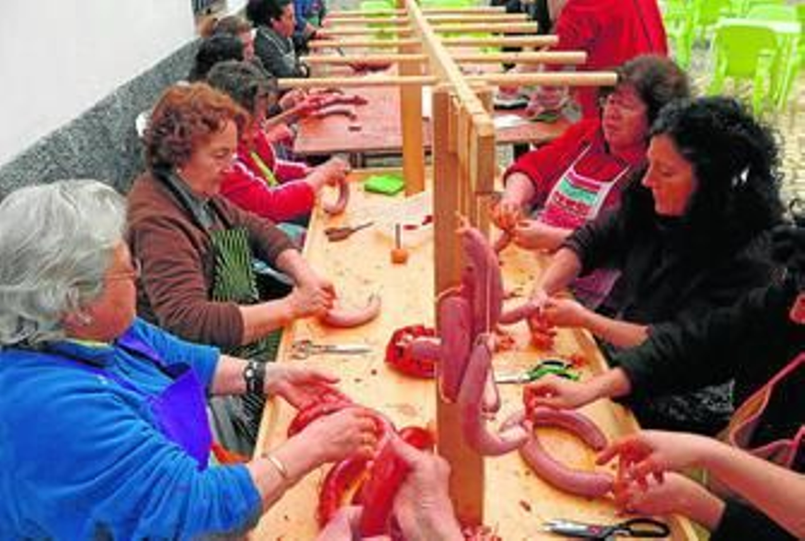 Mujeres elaborando embutidos.