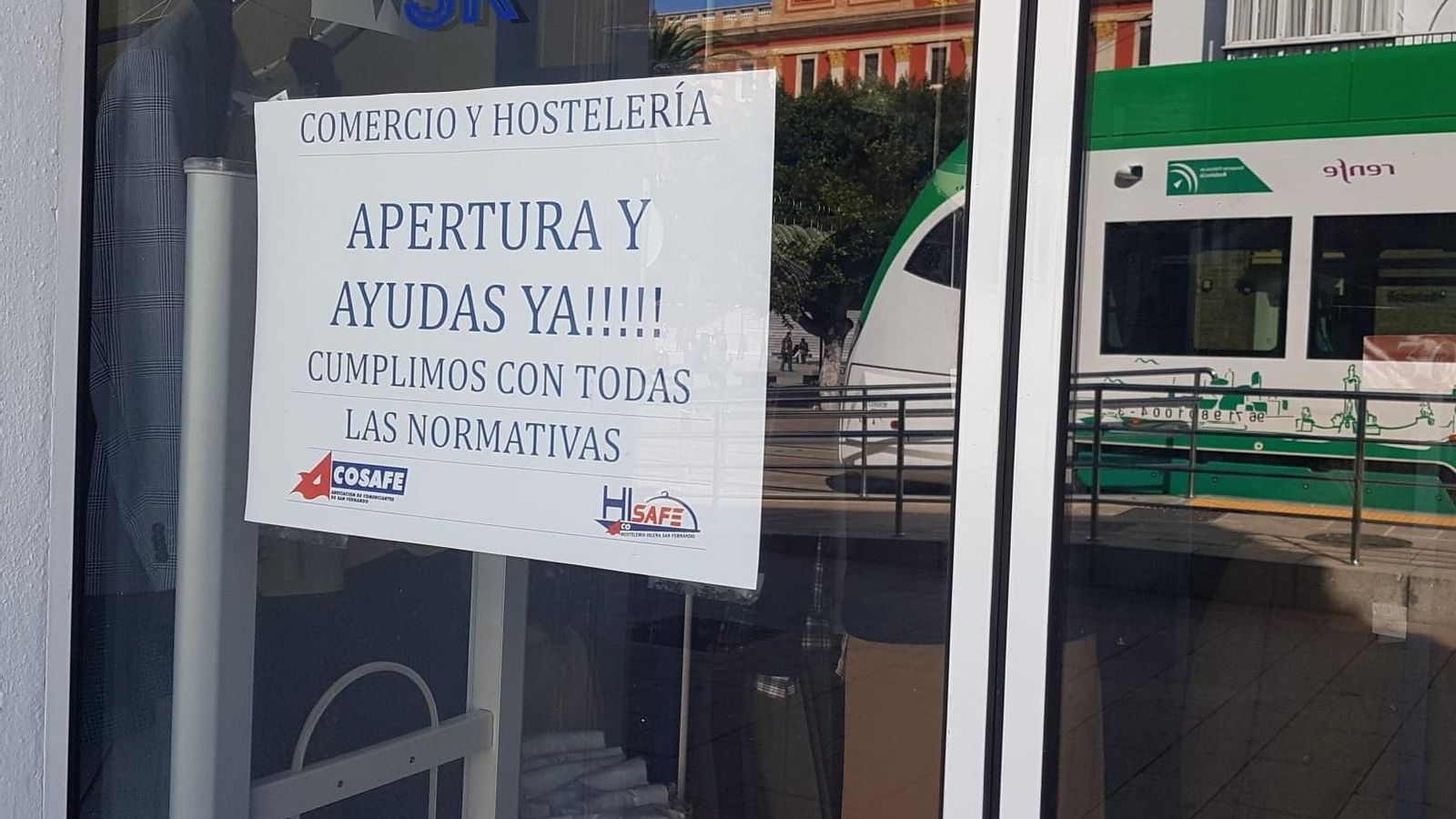 Cartel de reclamación de apertura y ayudas de un comercio de San Fernando. Cartel de reclamación de apertura y ayudas de un comercio de San Fernando.