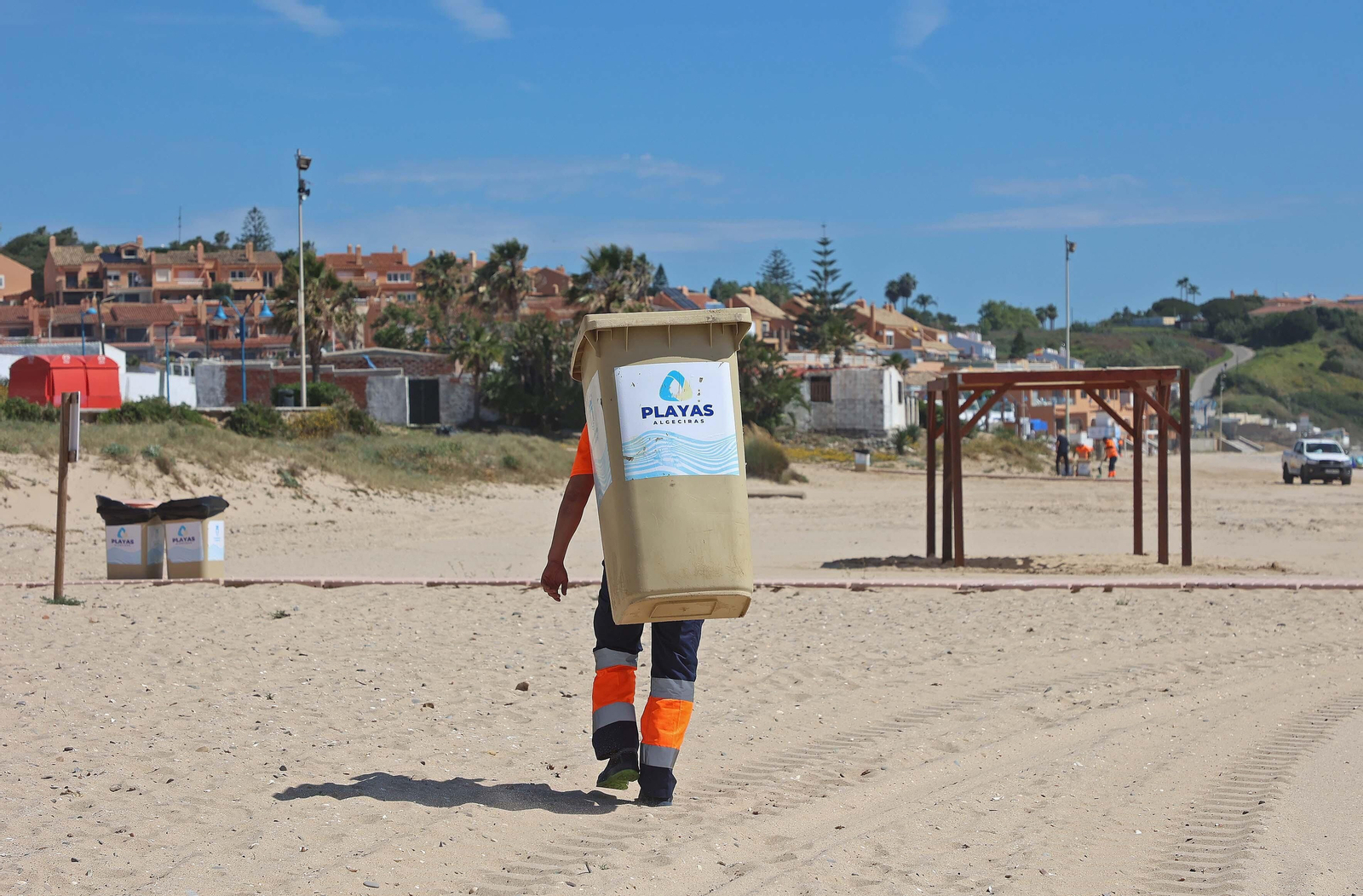 Imágenes de los preparativos para  la temporada de playas en Getares