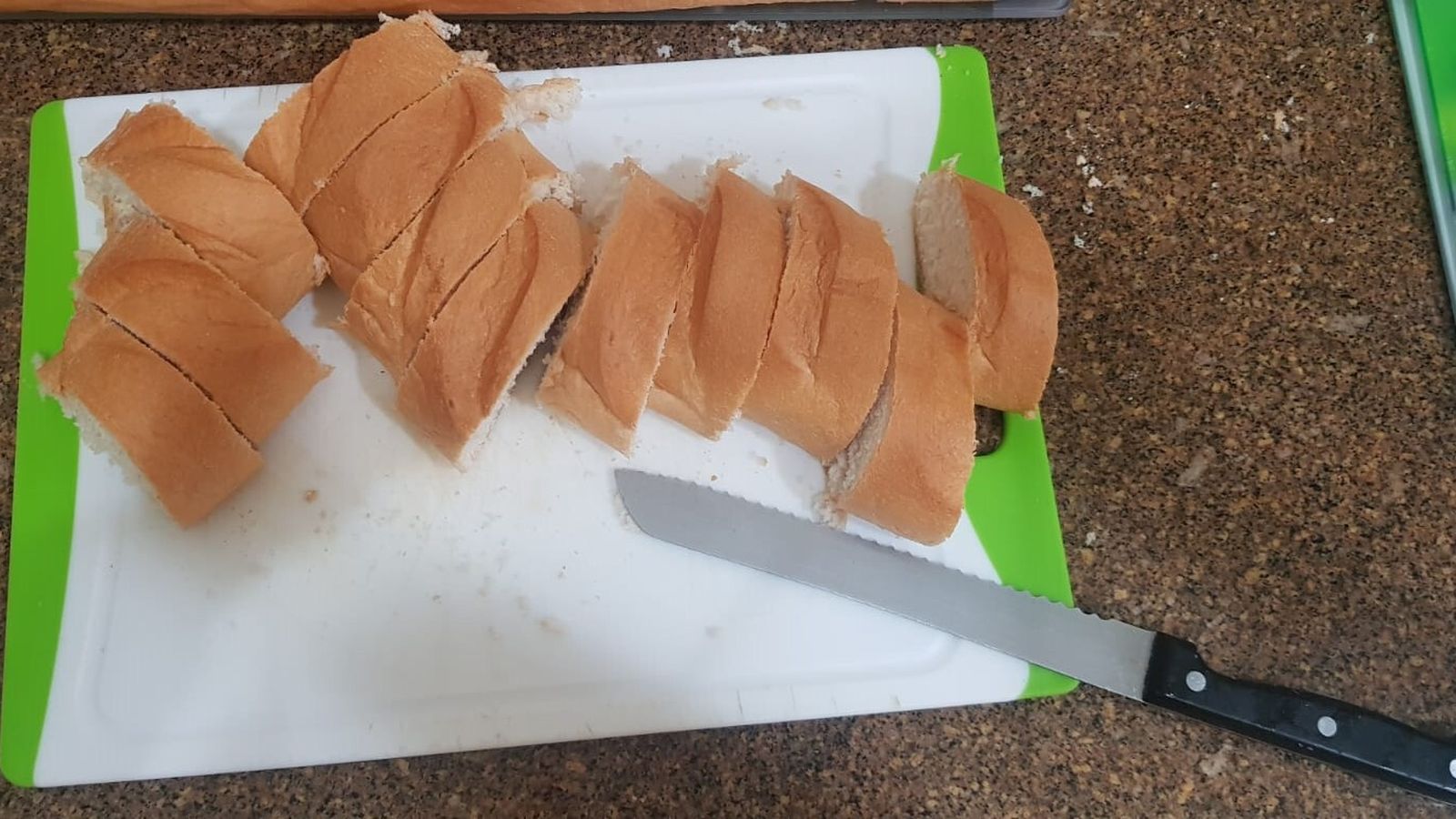 Cortamos el pan de barra reposado en rodajas de 1,5 a 2 centímetros de grosor.