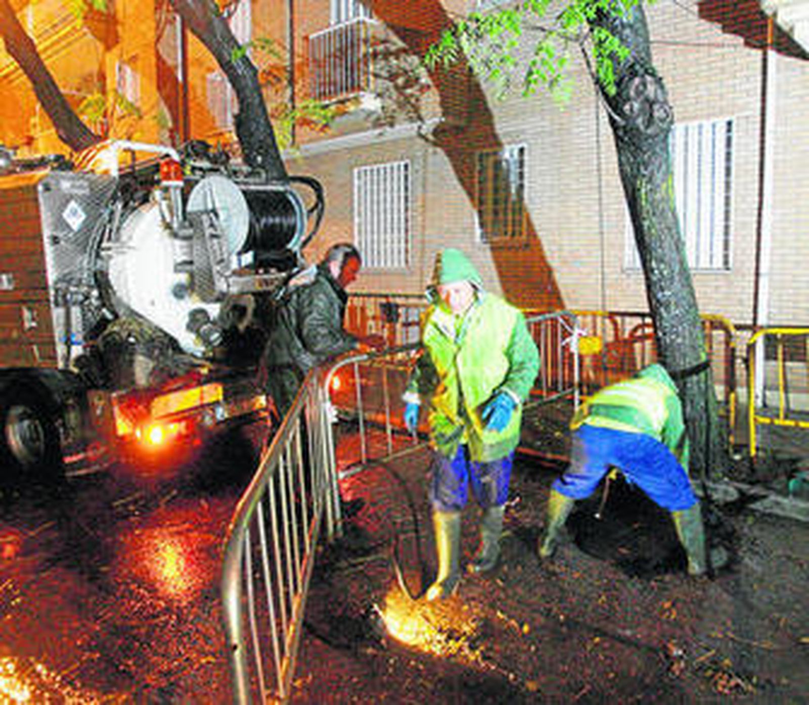 Limpieza de urgencia de alcantarillas en San Rafael de la Albaida.