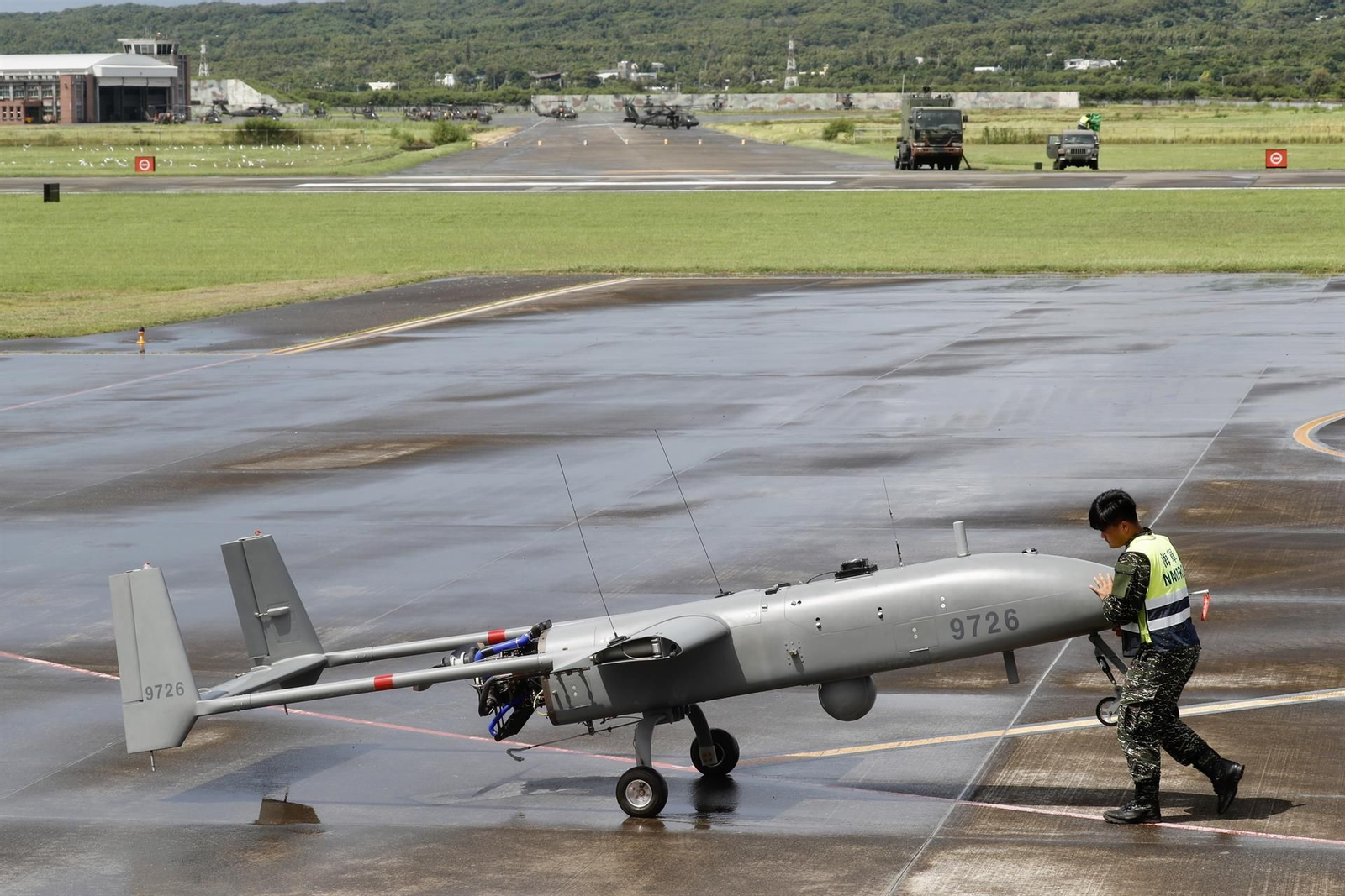 Personal de la Armada de Taiwán traslada un Sistema de Aviones Tácticos No Tripulados de Albatros durante un simulacro de fuego real en Pingtung, Taiwán