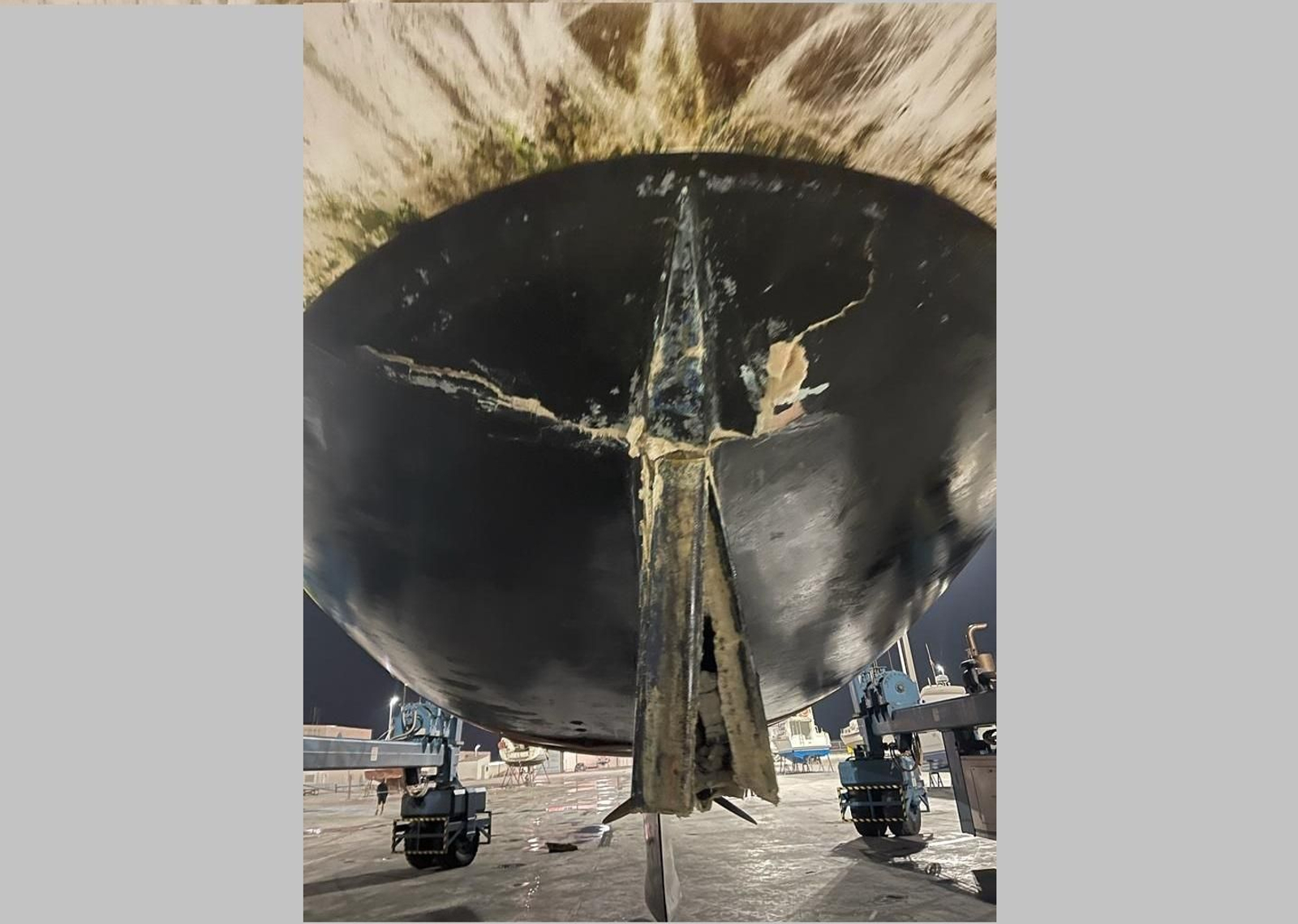 Daños en el velero tras la colisión con las orcas.