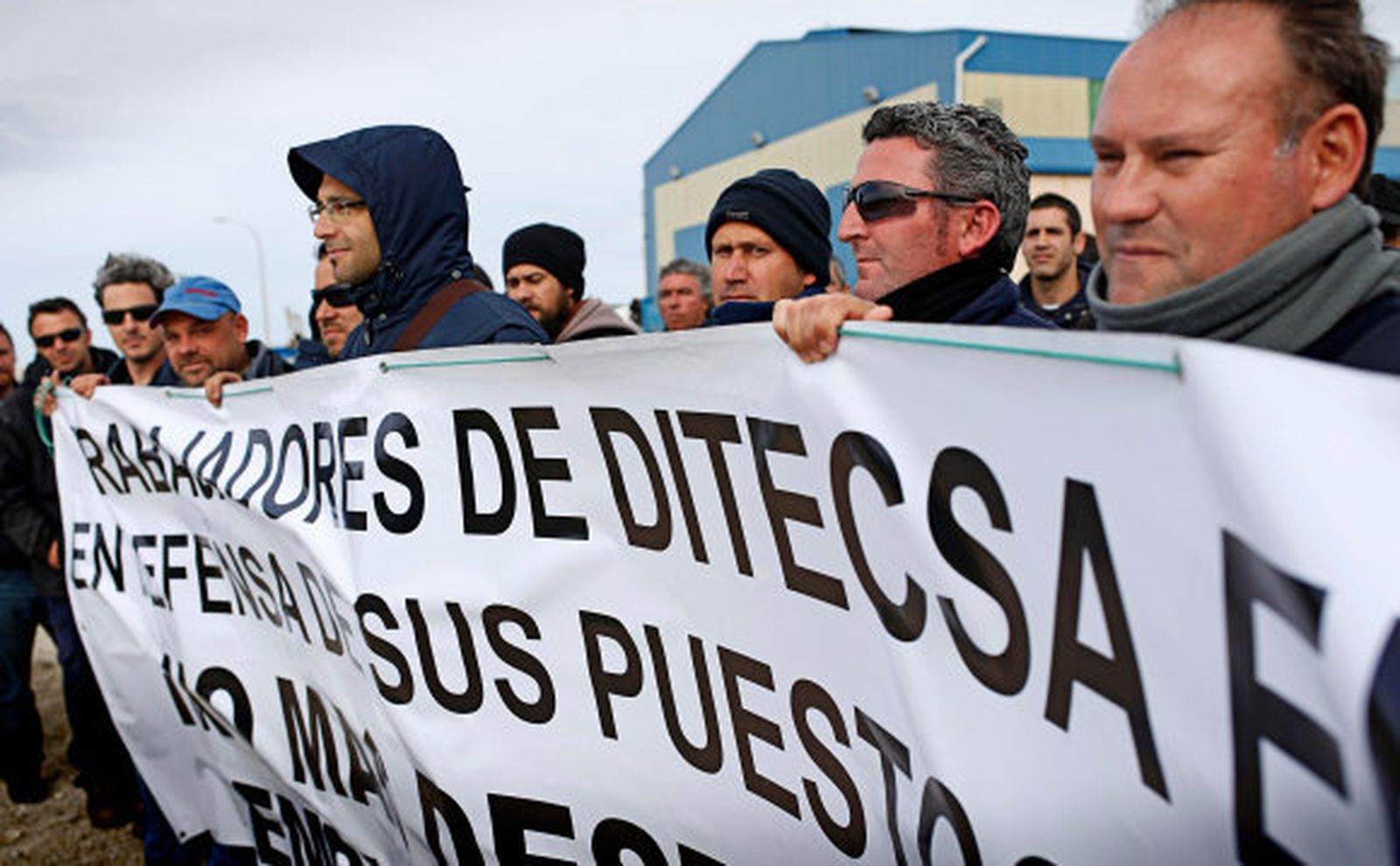 Trabajadores de Ditecsa protestan en la entrada del astillero de Puerto Real