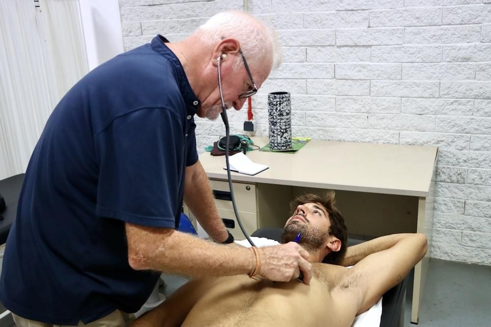 El doctor durante una de las pruebas médicas a uno de los jugadores ahorradores.