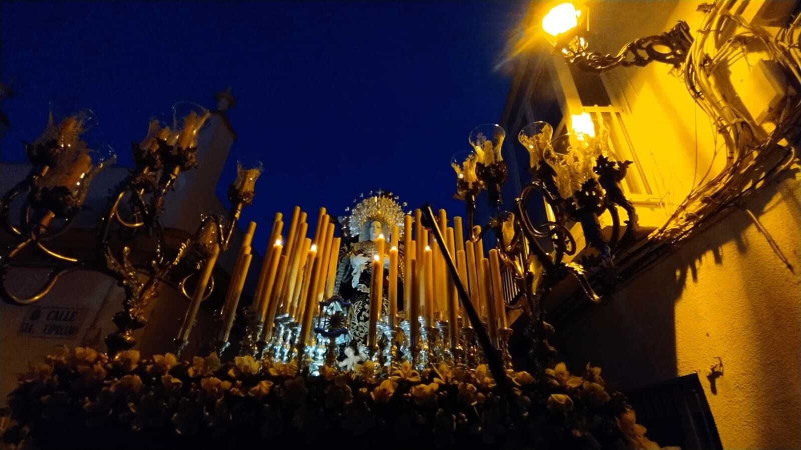 Las imágenes de la Soledad en procesión por las calles de San Fernando