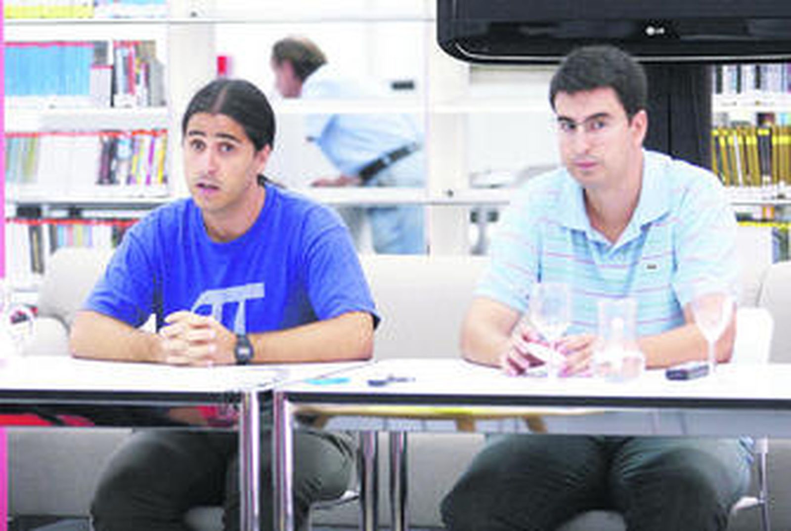 El director del curso, Sergio Alonso, y el ponente Antonio Gabriel López, ayer en la sede de la UNIA.