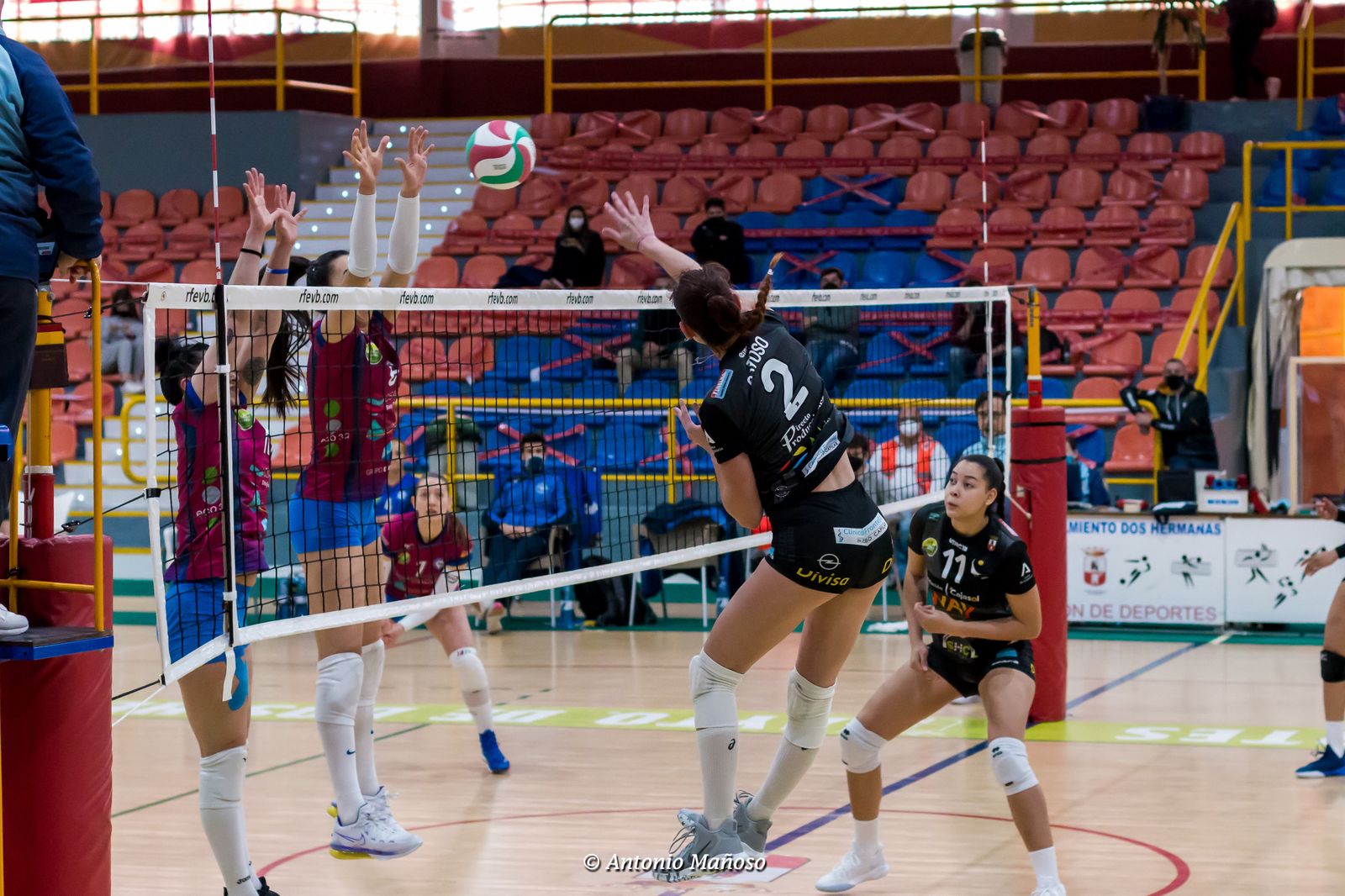 Jimena Gayoso remata en un partido de esta temporada.