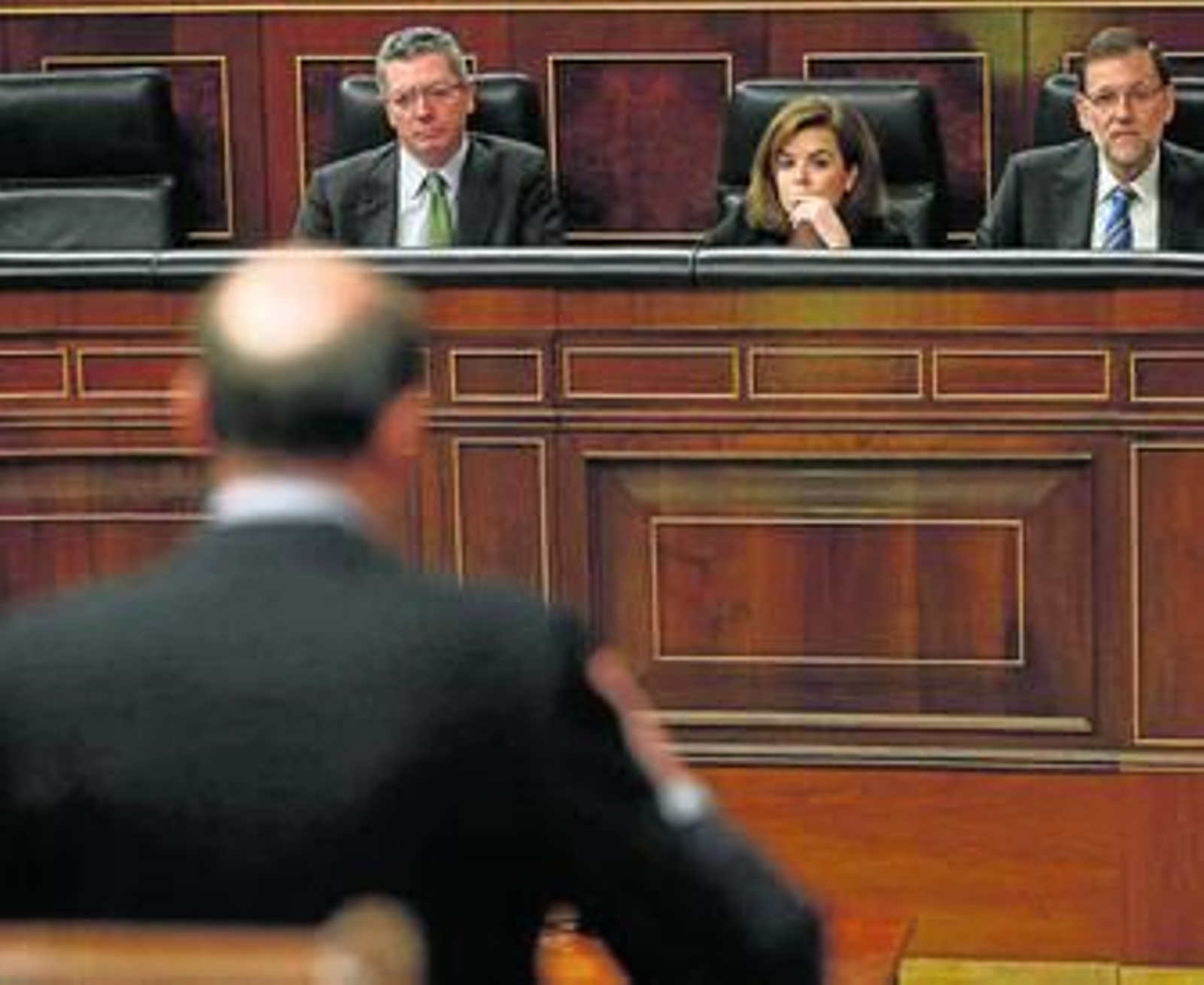 Rubalcaba se dirige a la bancada del Gobierno durante un pleno del Congreso de los Diputados.