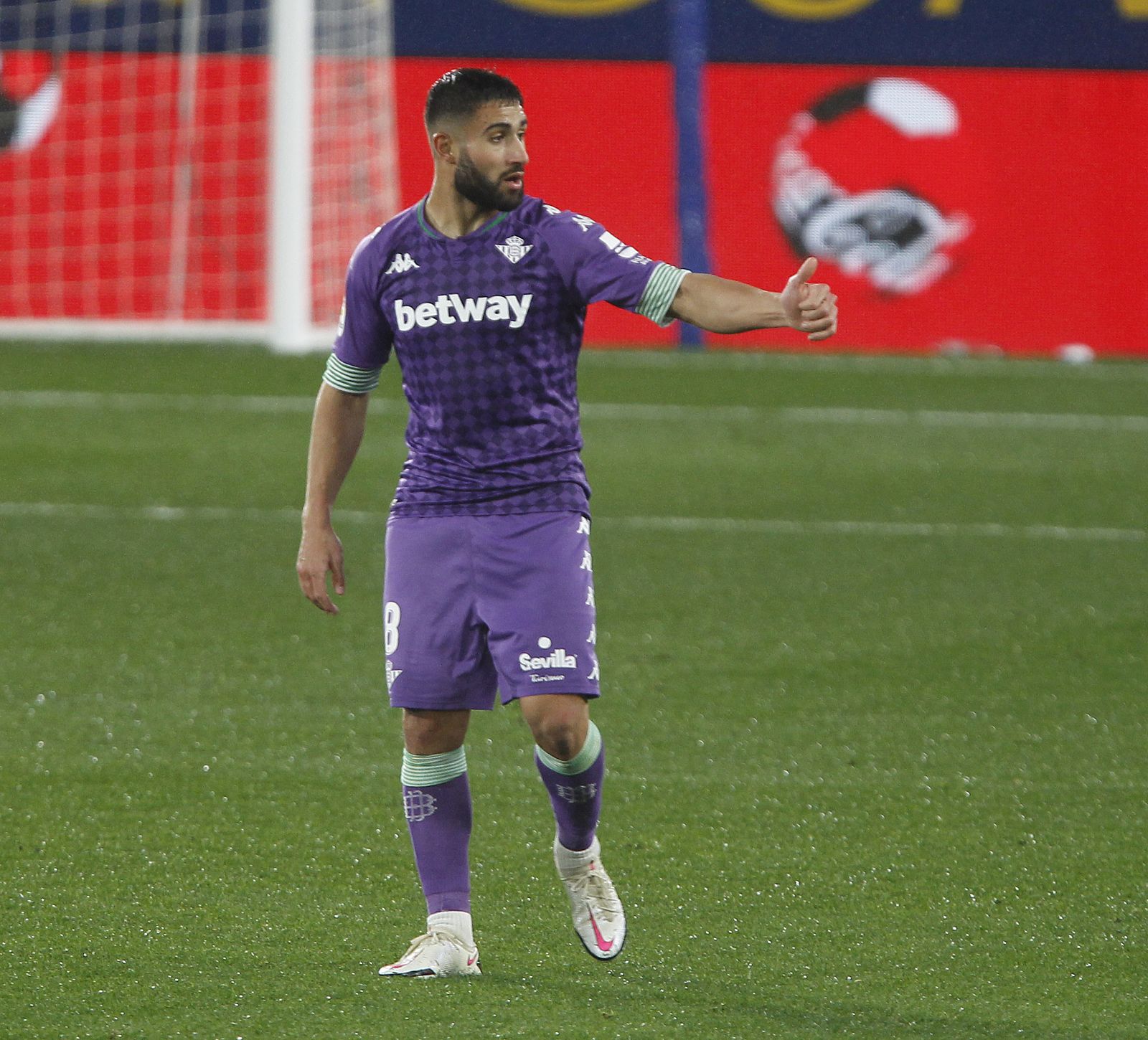 Fekir realiza un gesto de aprobación.