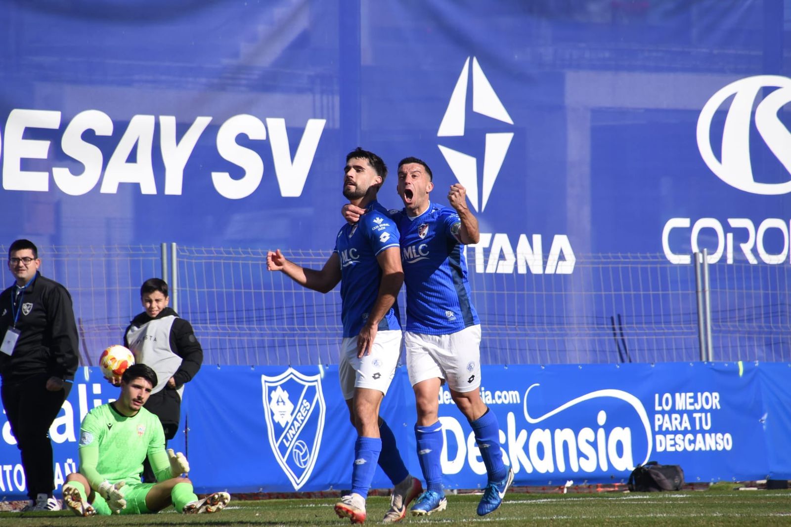 Los linarenses celebran el tanto de David Velázquez con el que se adelantaron por primera vez en el partido.