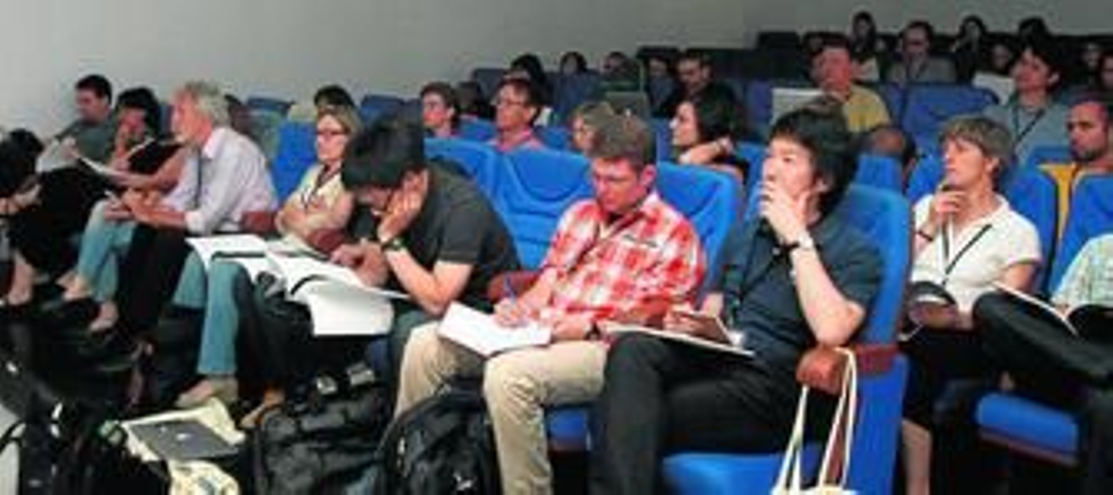 Los científicos toman nota de una de las ponencias de la reunión post-campaña de la Expedición 339 del programa IODP, ayer en la Casa de la Cultura de Tarifa.