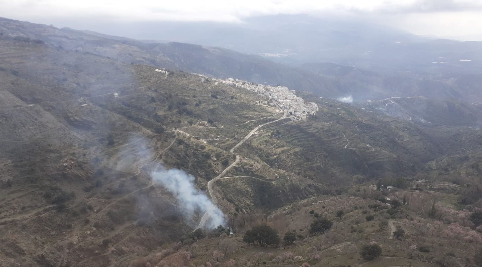 Imagen del incendio forestal declarado este domingo en Laroles
