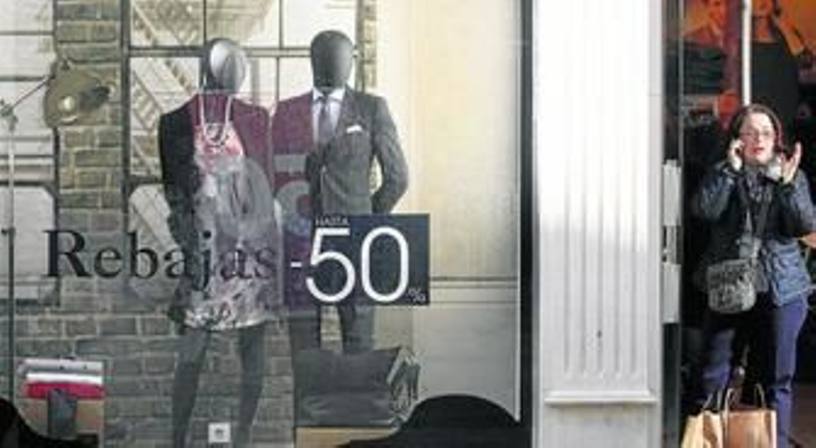 Uno de los escaparates que muestra rebajas de hasta el 50%.