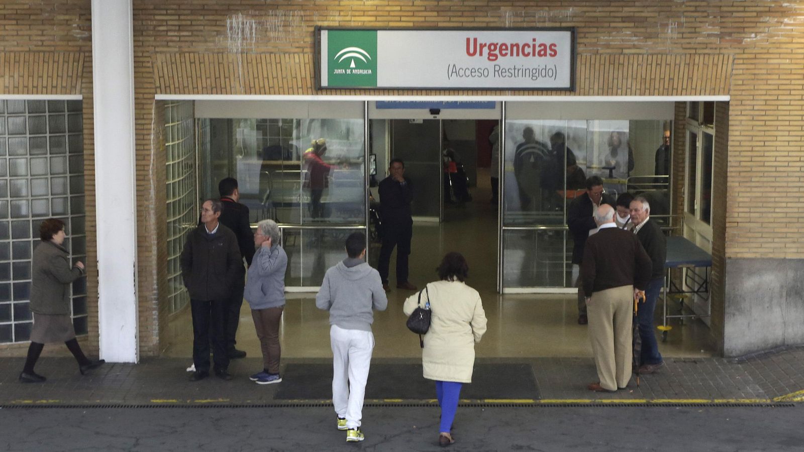 Usuarios acceden a las Urgencias del Hospital Virgen del Rocío.