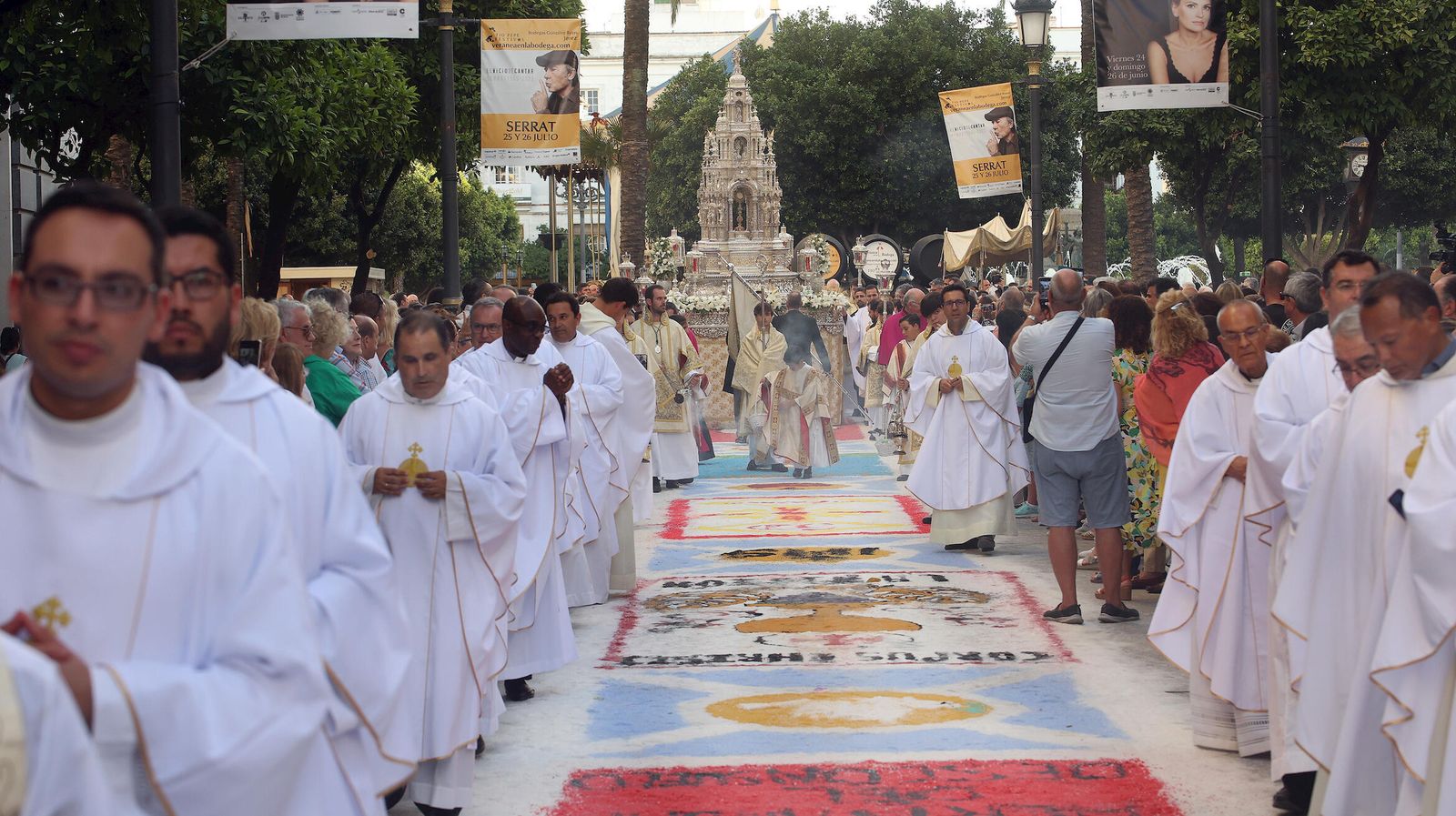 Paso de la procesión del Corpus Christi por la calle Larga.
