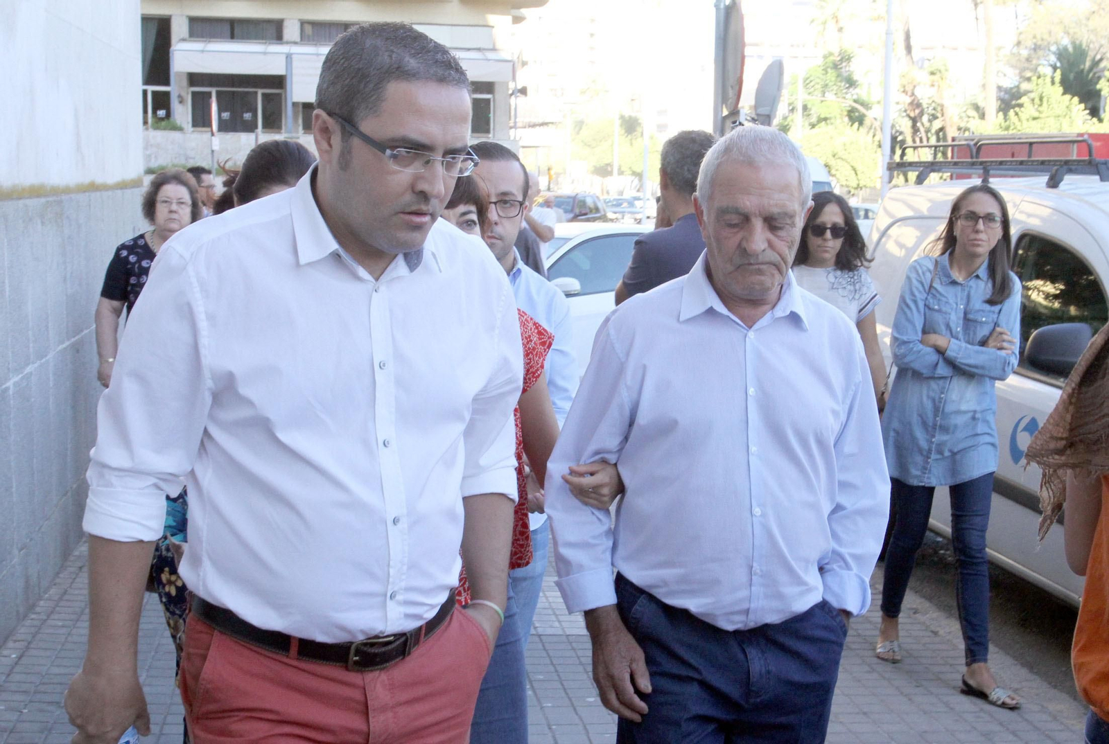 Aníbal Domínguez y su padre, Antonio, en una de las jornadas del juicio del crimen de Almonte.