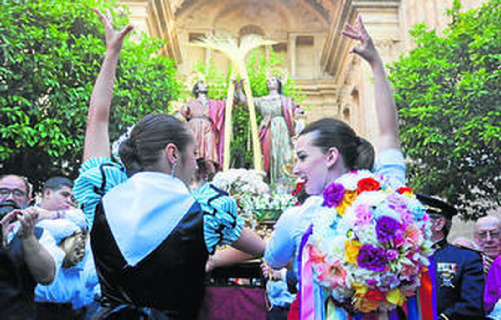 Dos mujeres bailan por verdiales delante de los Santos Mártires.