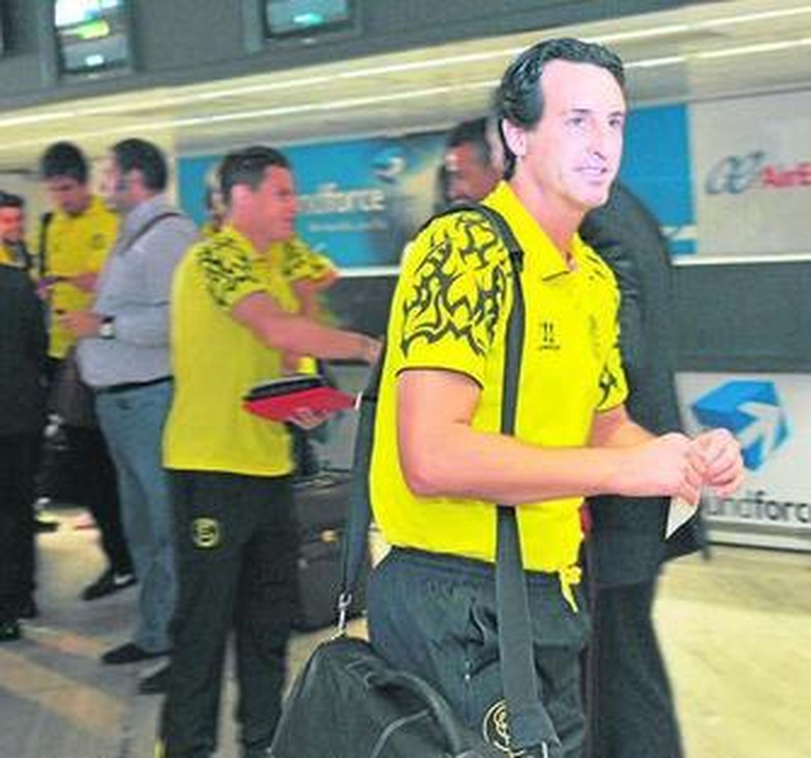Unai Emery, con su tarjeta de embarque antes de viajar a Polonia.