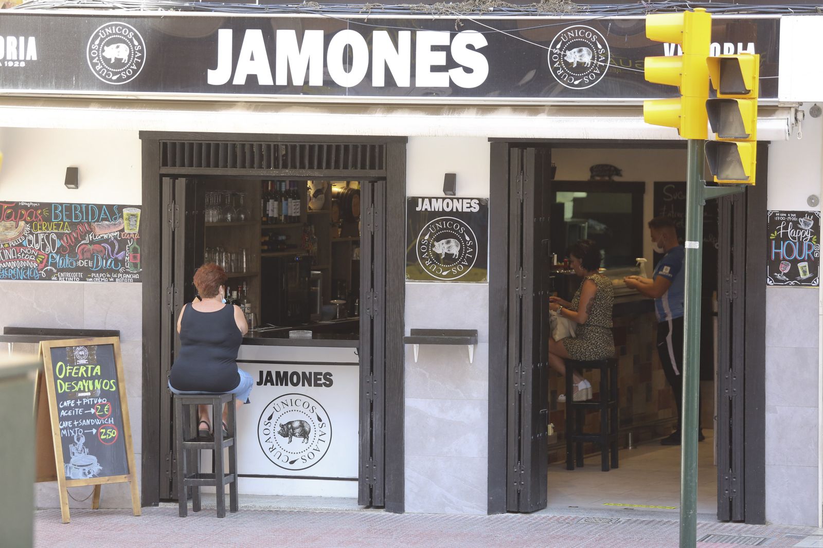 Fotos de los bares de Málaga, todavía a medio gas, en la recta final de la fase 3