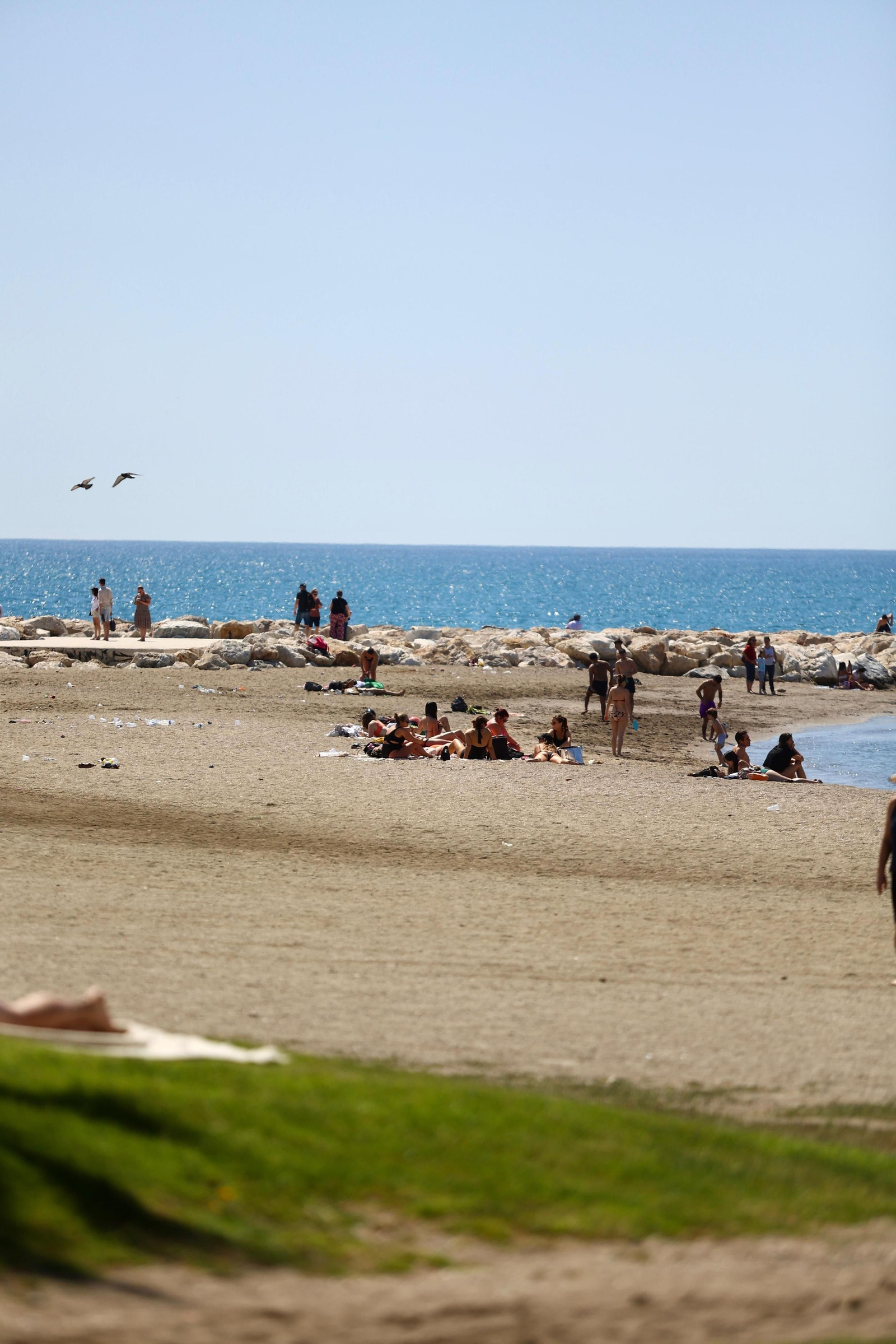 Los 'domingueros' llenan las playas para aprovechar el verano adelantado, en fotos