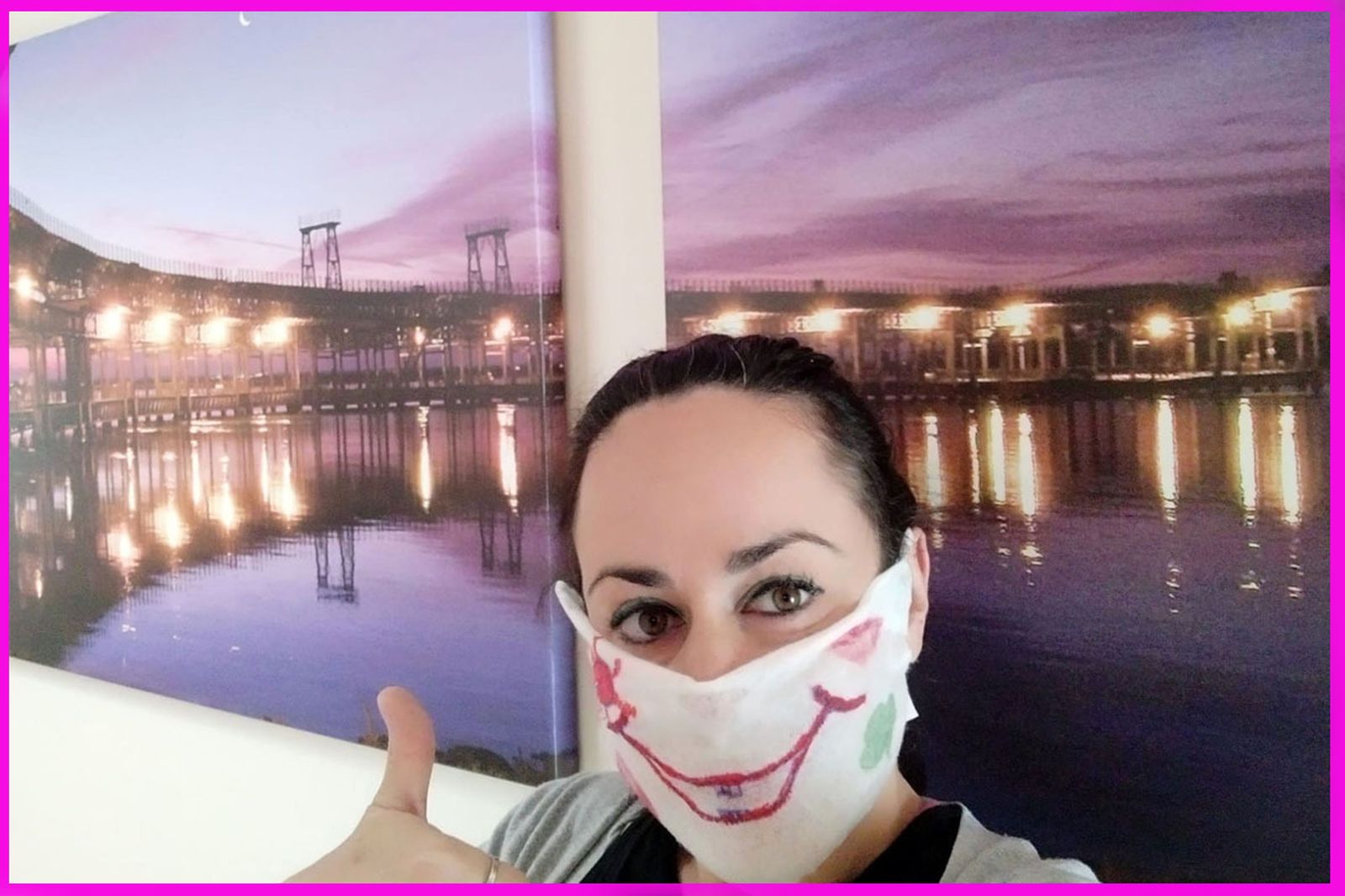 Imágenes de la iniciativa de pintar sonrisas de colores en las mascarillas