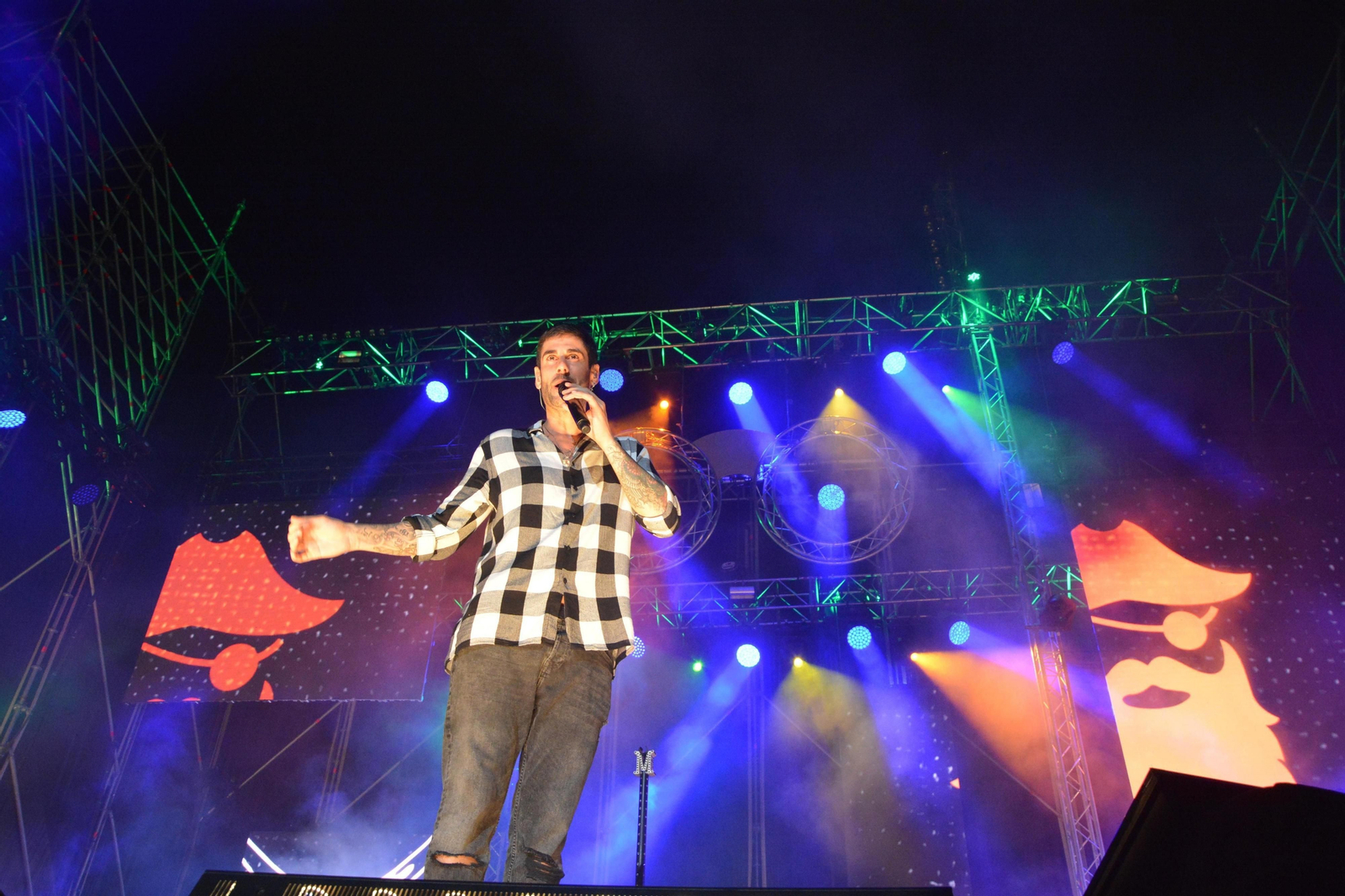 Melendi, en uno de los instantes del concierto celebrado anoche en Las Palomas.